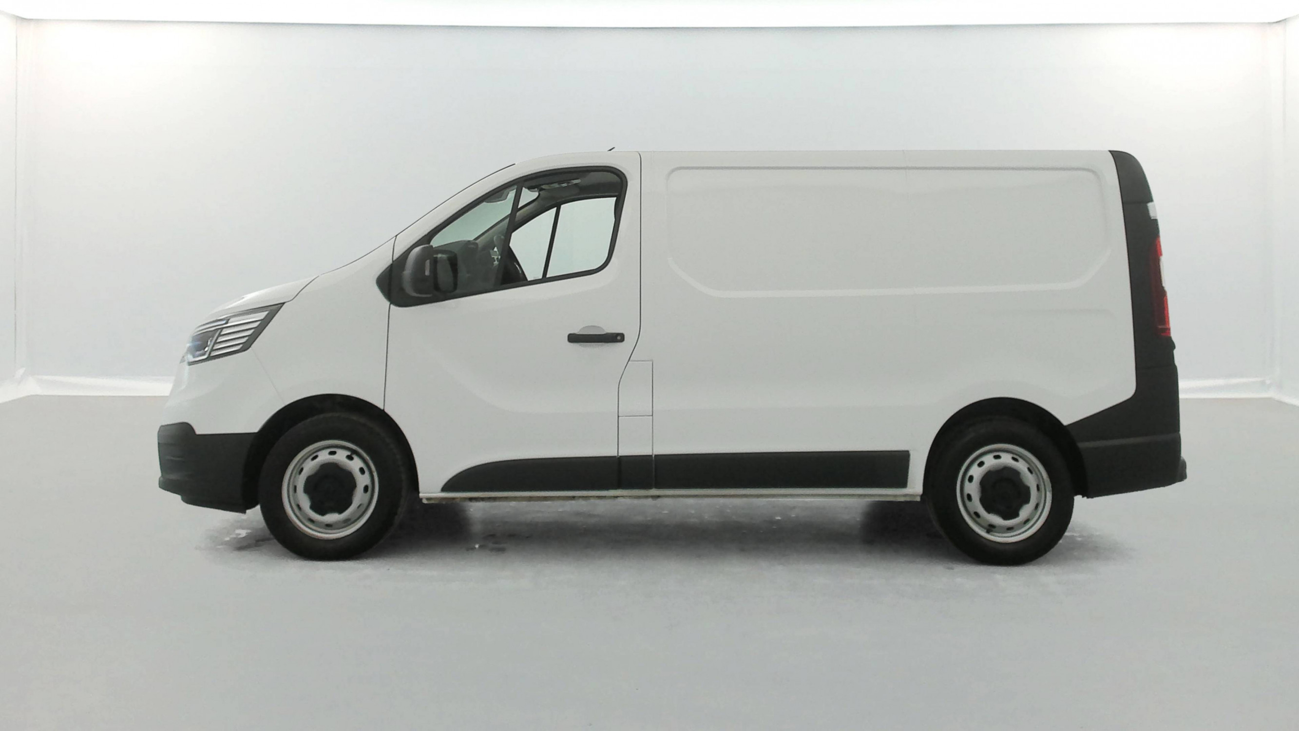 Vente en ligne Renault Trafic 3 Fourgon TRAFIC FGN L1H1 3T BLUE DCI 130 GSR2 au prix de 24 990 €