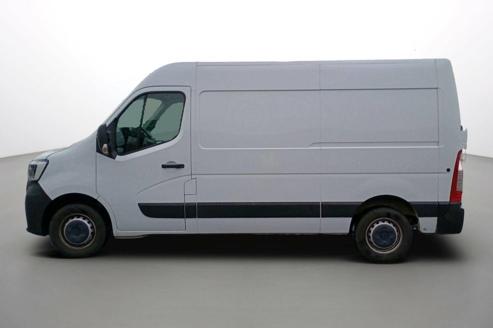 Vente en ligne Renault Master Fourgon MASTER FGN TRAC F3500 L2H2 BLUE DCI 135 au prix de 28 890 €
