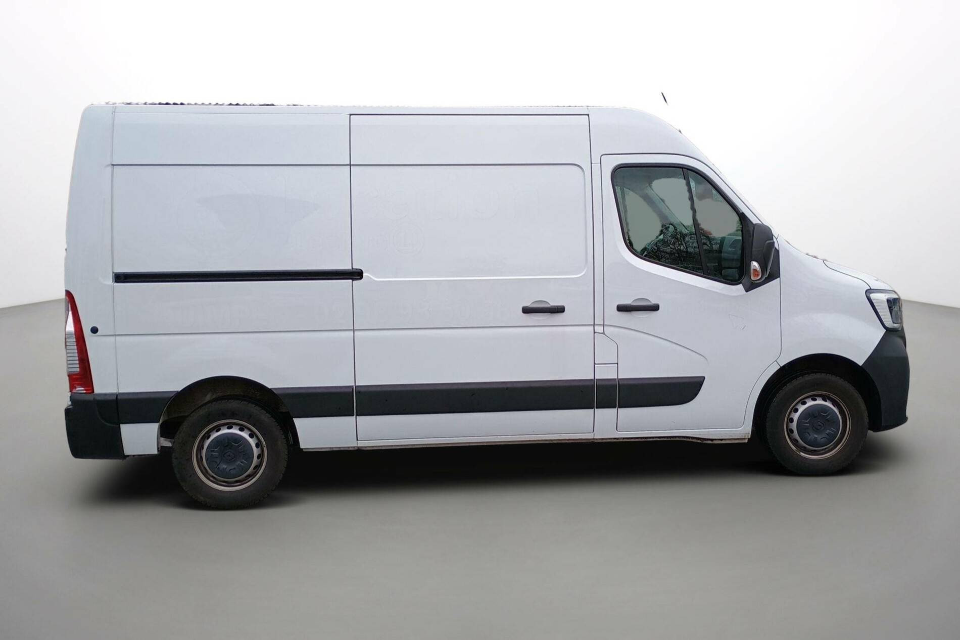 Vente en ligne Renault Master Fourgon MASTER FGN TRAC F3500 L2H2 BLUE DCI 135 au prix de 28 890 €