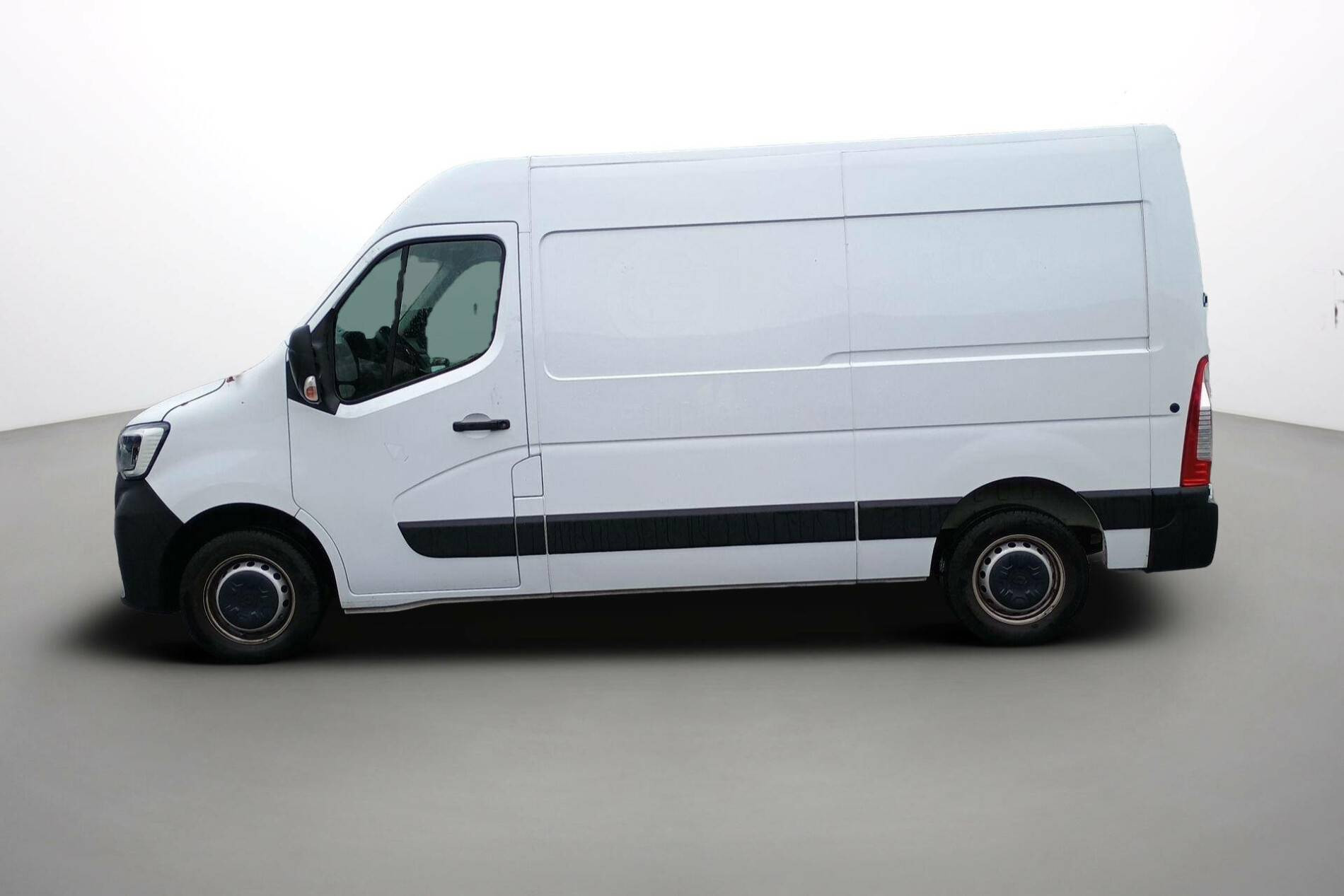 Vente en ligne Renault Master Fourgon  L2H2 BLUE DCI 135  au prix de 28 890 €