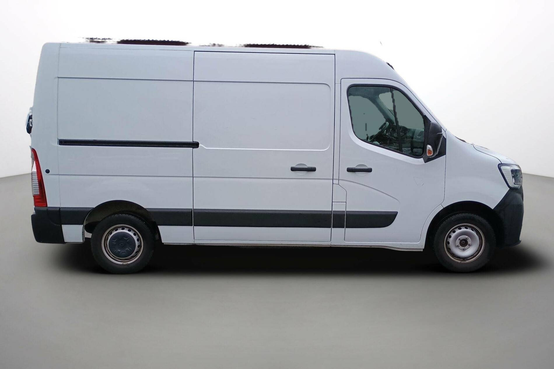 Vente en ligne Renault Master Fourgon  L2H2 BLUE DCI 135  au prix de 28 890 €