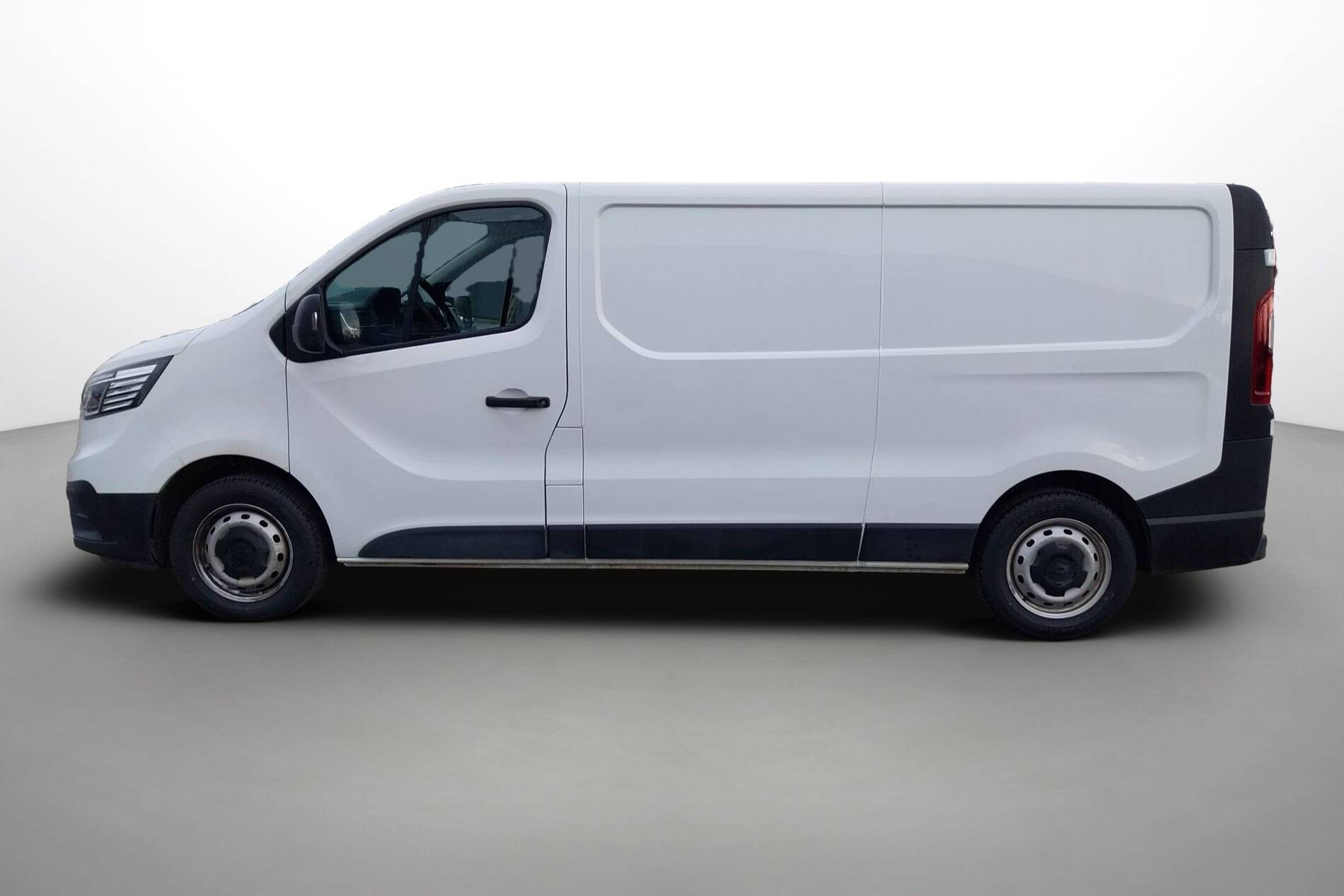 Vente en ligne Renault Trafic 3 Fourgon TRAFIC FGN L2H1 3000 KG BLUE DCI 130 au prix de 22 390 €