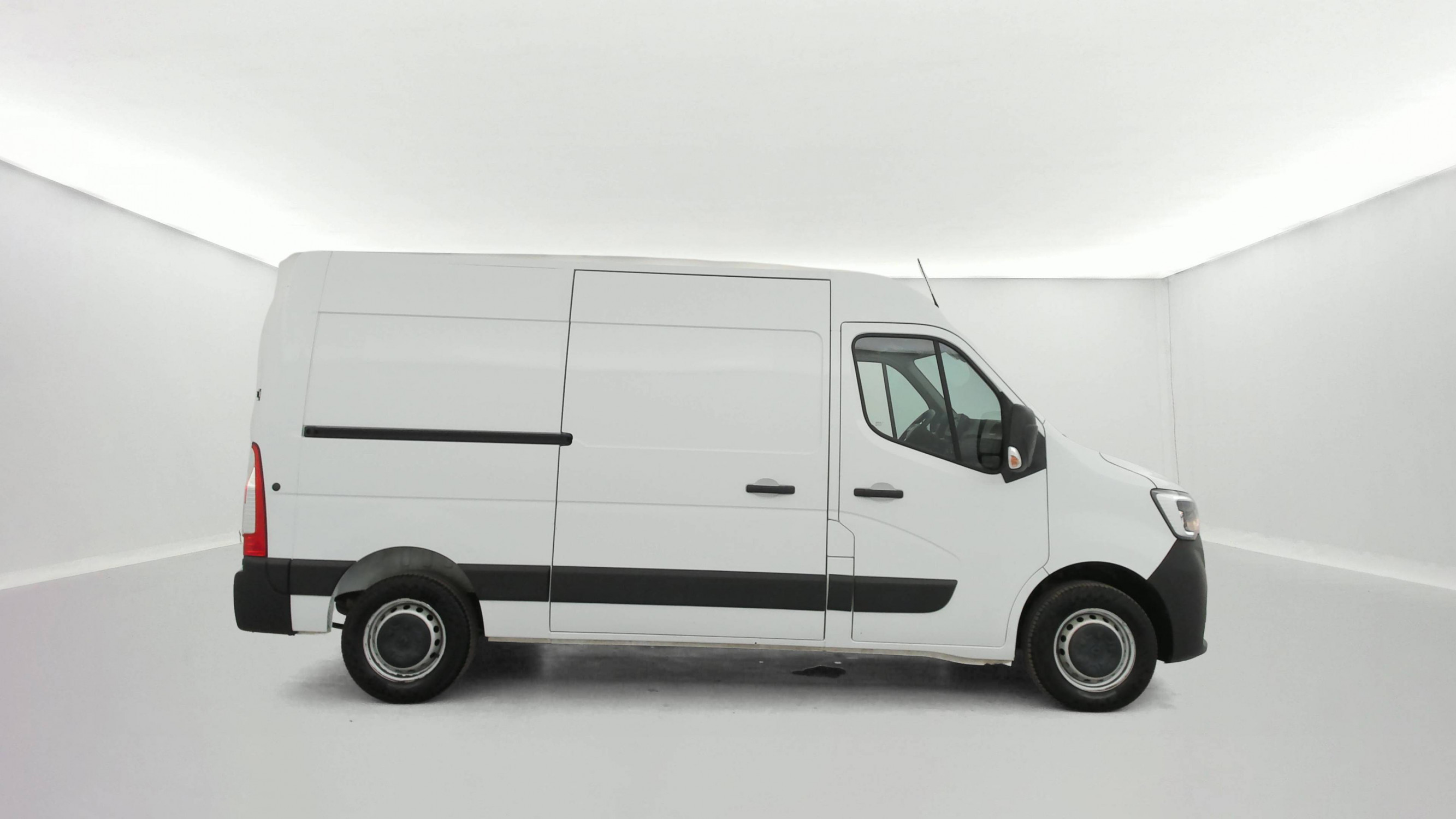 Vente en ligne Renault Master Fourgon MASTER FGN TRAC F3300 L2H2 BLUE DCI 135 au prix de 22 890 €