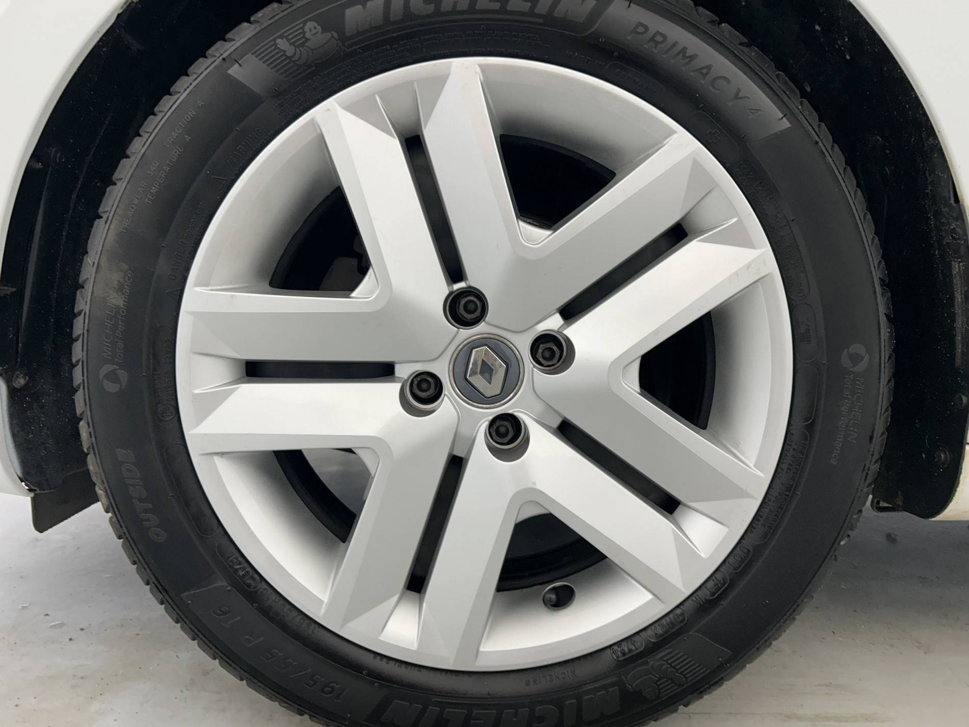 Vente en ligne Renault Clio 5 Clio TCe 90 - 21 au prix de 13 890 €