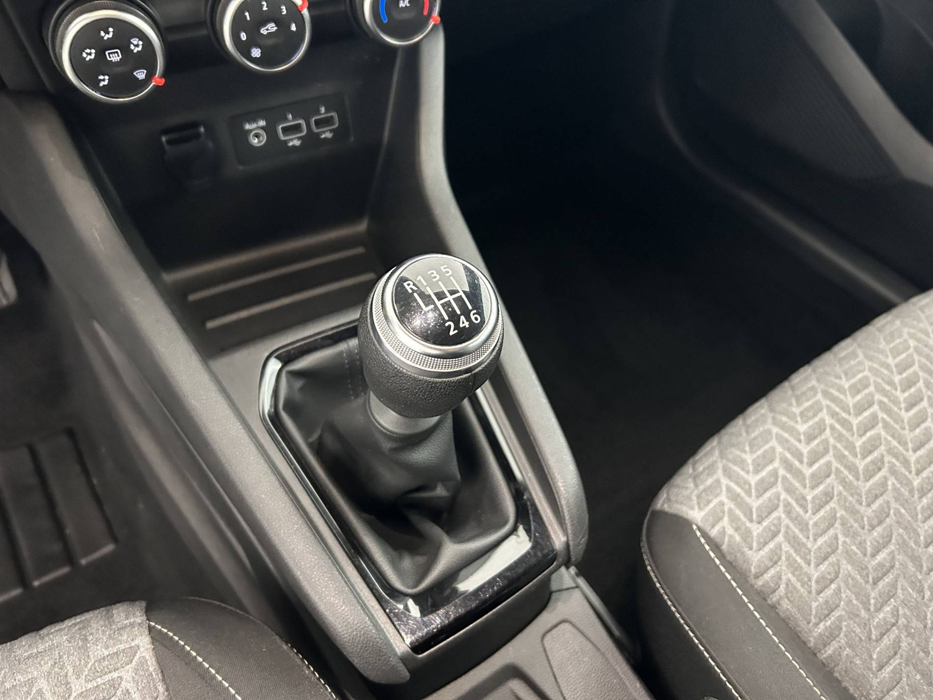 Vente en ligne Renault Clio 5 Clio TCe 90 - 21N au prix de 13 890 €