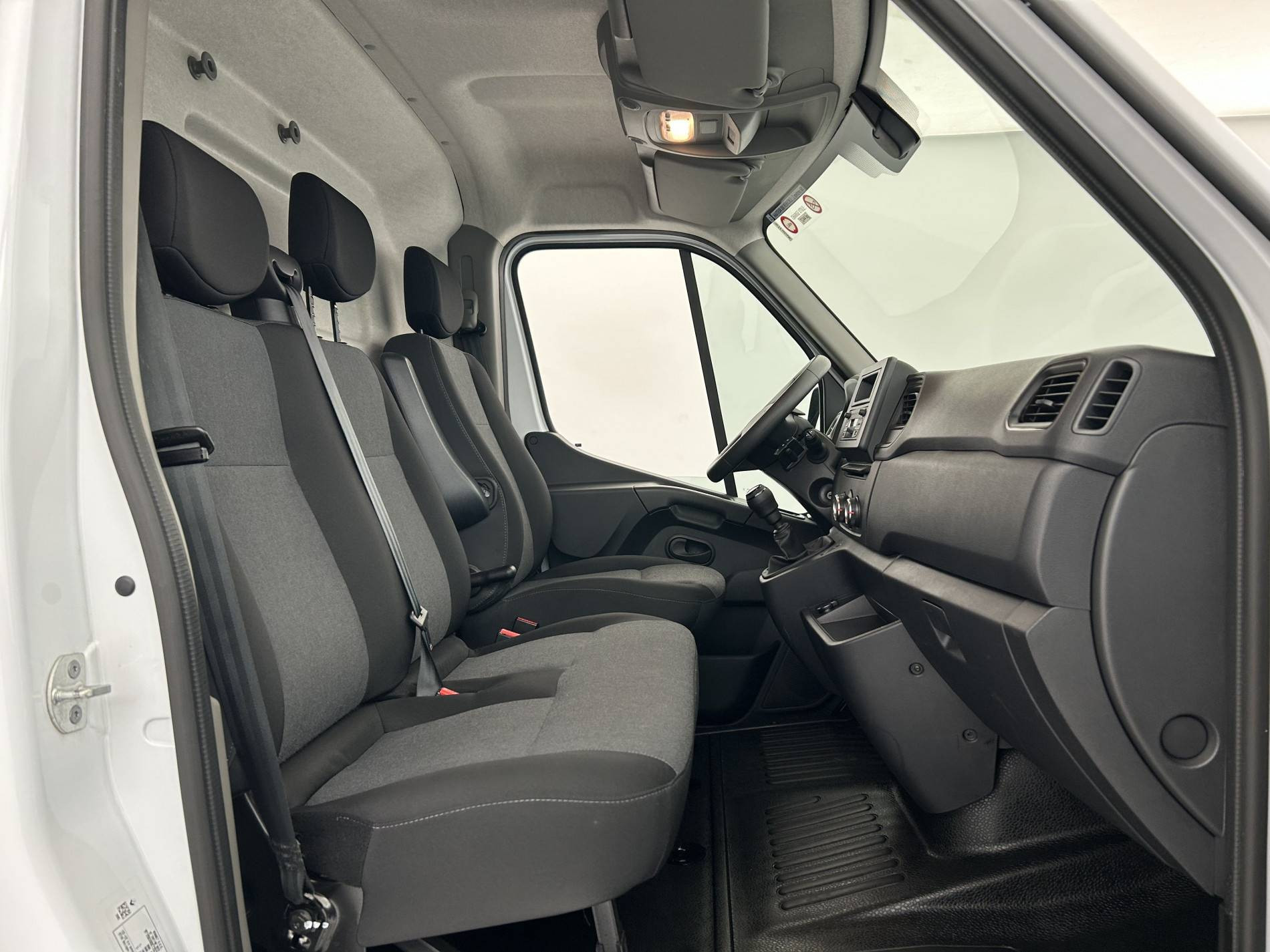 Vente en ligne Renault Master Fourgon MASTER FGN TRAC F3500 L2H2 BLUE DCI 135 au prix de 29 990 €