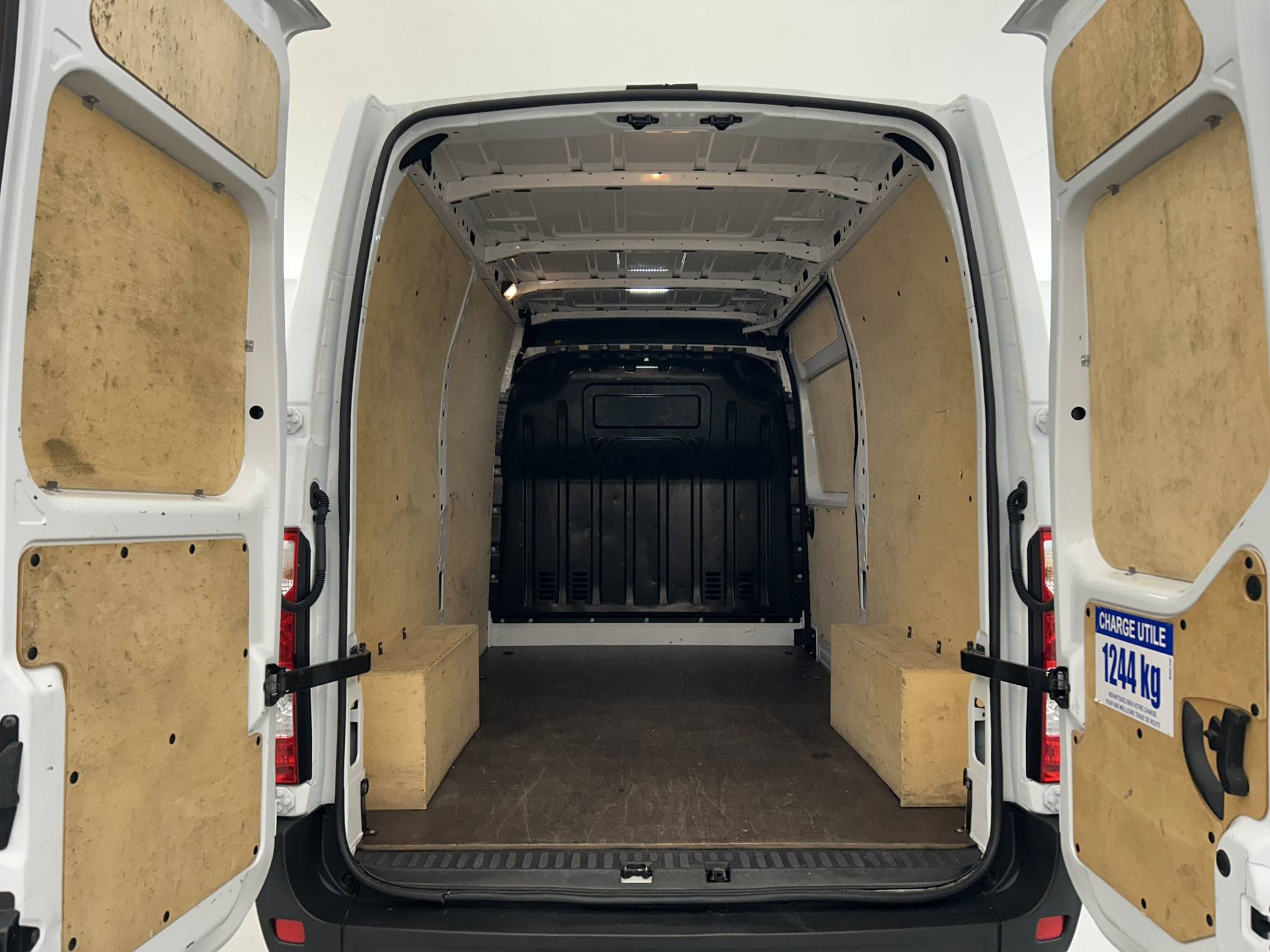 Vente en ligne Renault Master Fourgon MASTER FGN TRAC F3500 L2H2 BLUE DCI 135 au prix de 27 890 €