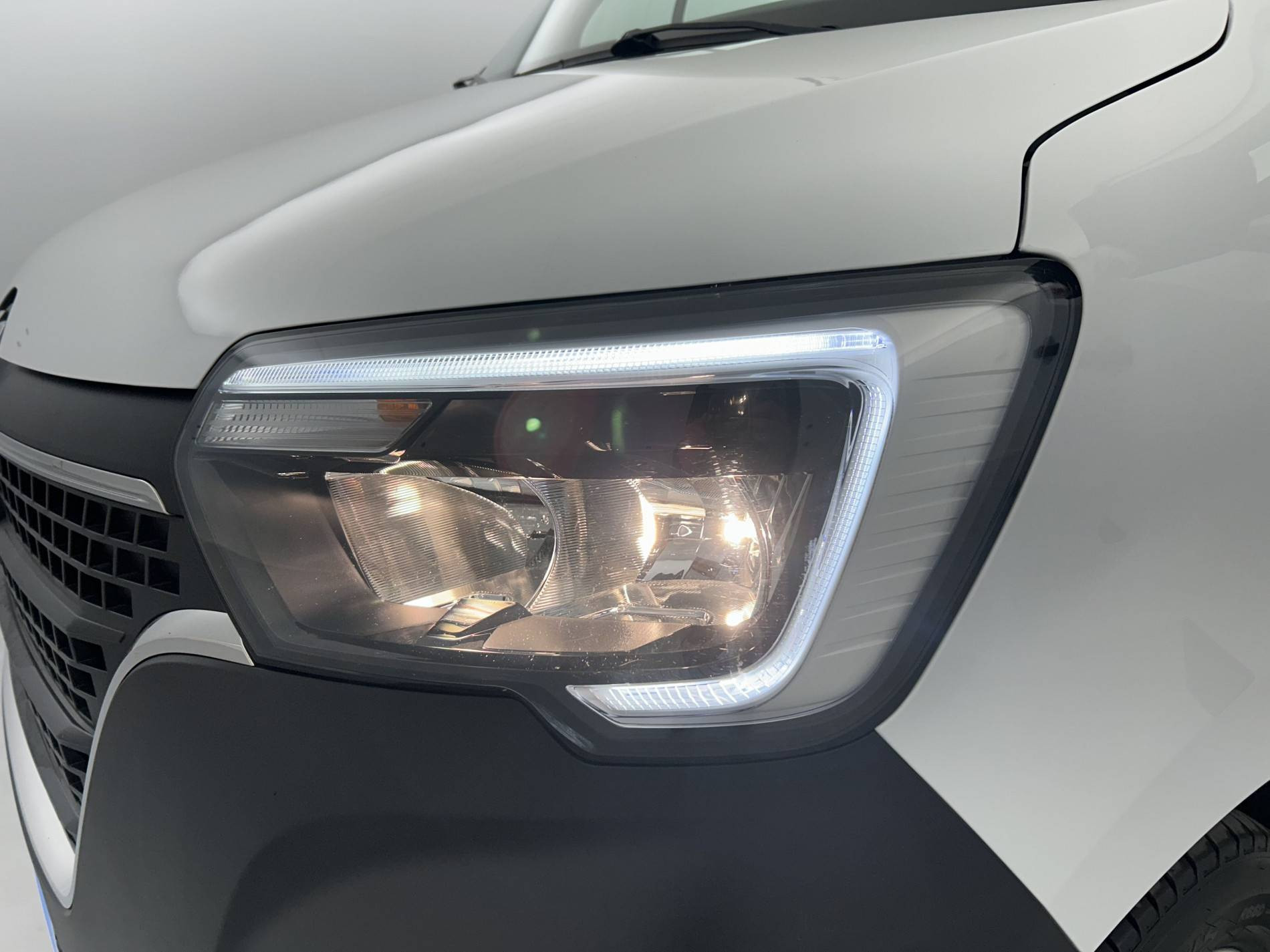 Vente en ligne Renault Master Fourgon MASTER FGN TRAC F3500 L2H2 BLUE DCI 135 au prix de 27 890 €