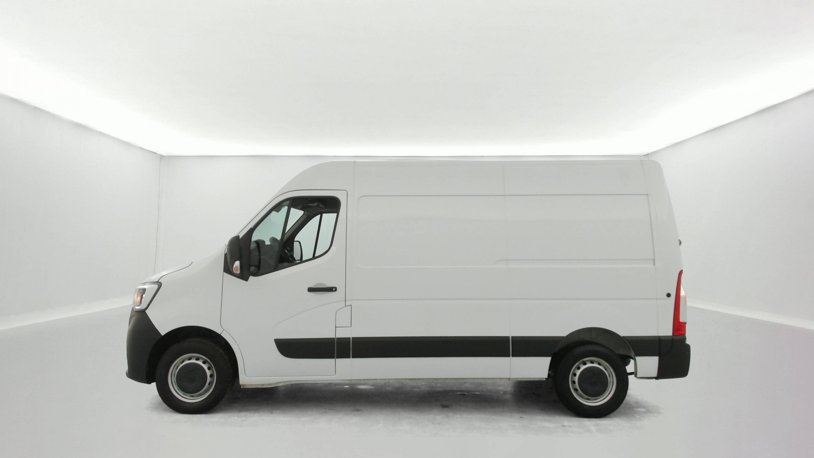 Vente en ligne Renault Master Fourgon MASTER FGN TRAC F3500 L2H2 BLUE DCI 135 au prix de 28 890 €