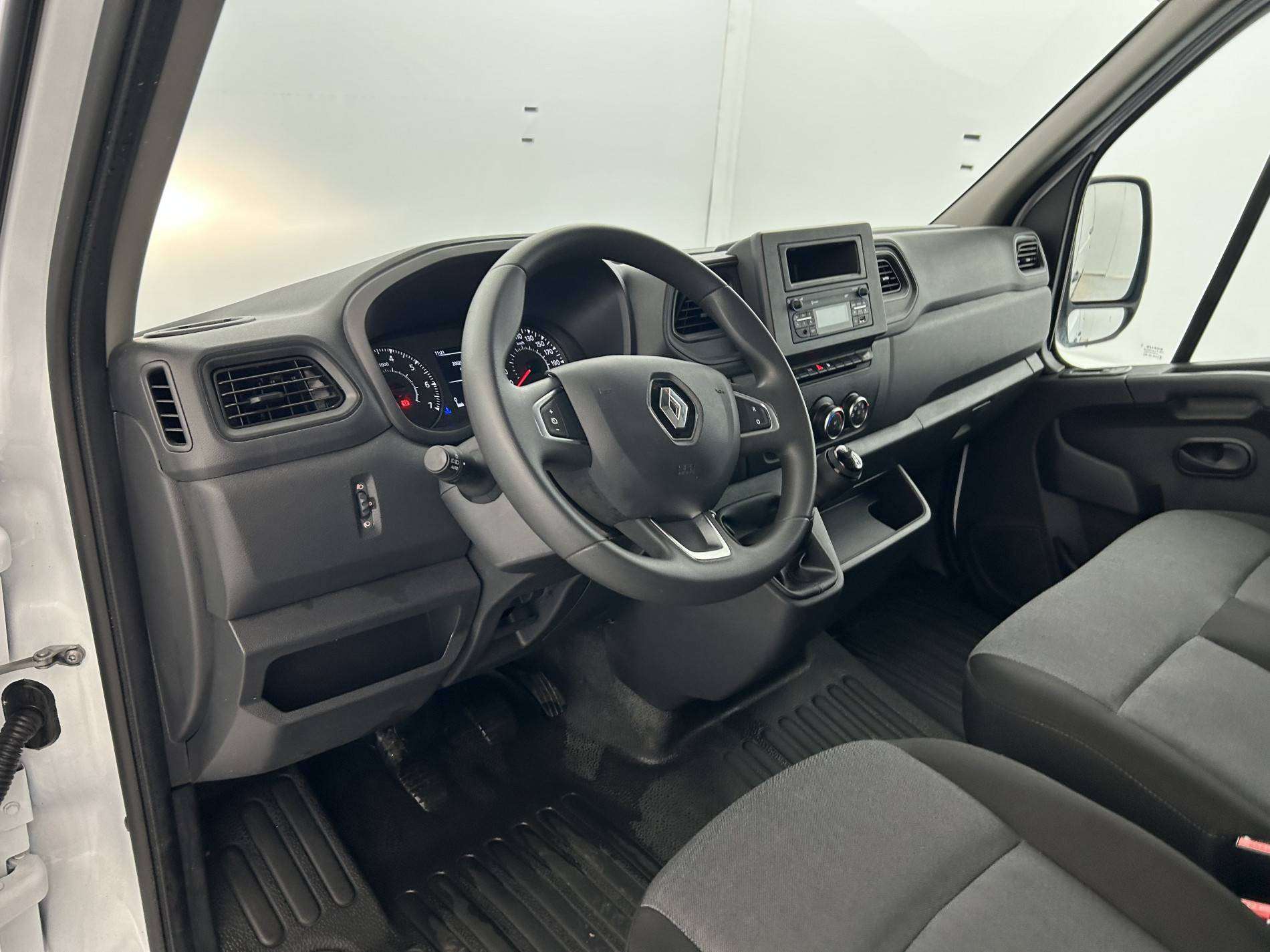 Vente en ligne Renault Master Fourgon MASTER FGN TRAC F3500 L2H2 BLUE DCI 135 au prix de 28 890 €