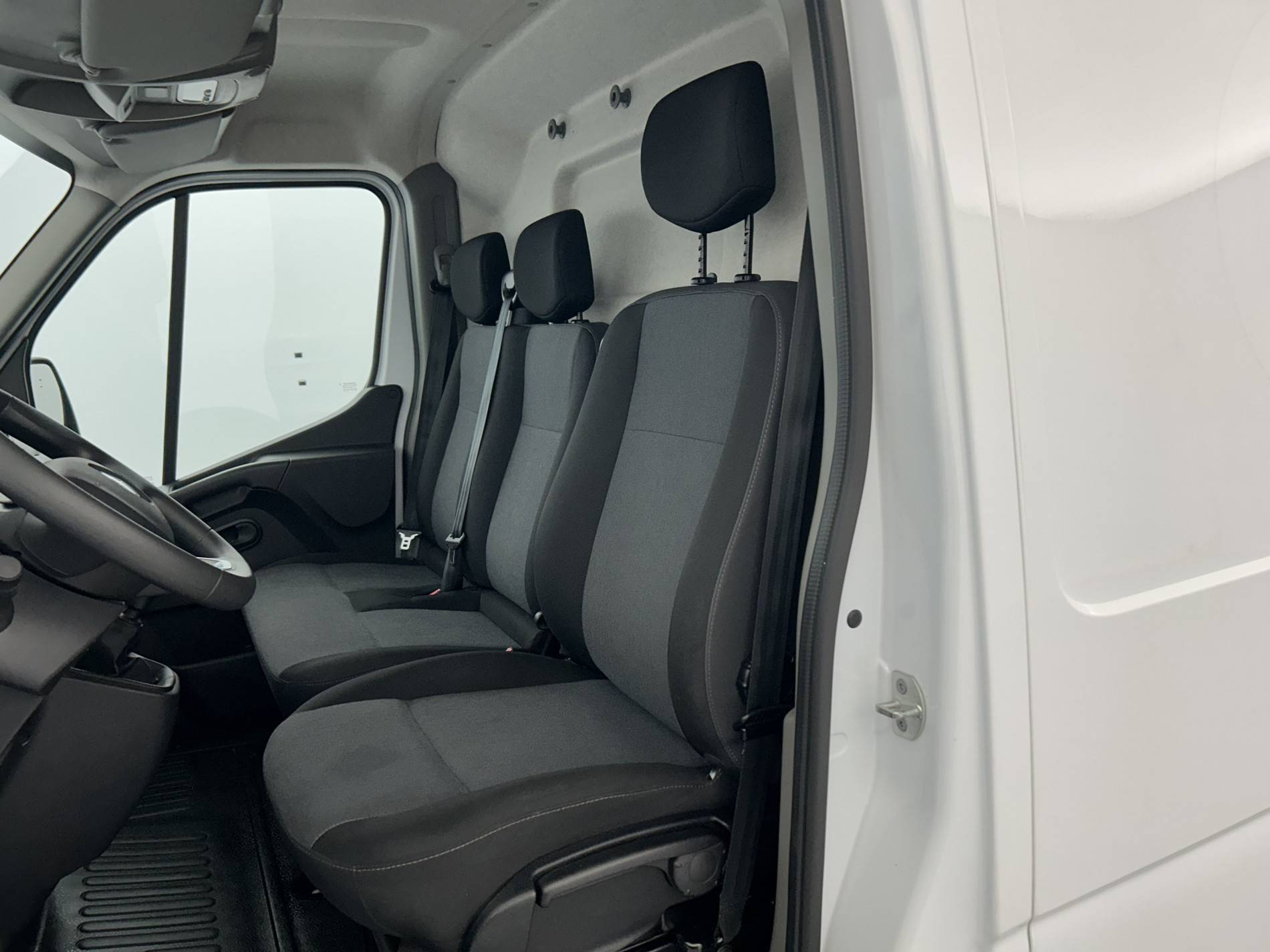 Vente en ligne Renault Master Fourgon   L2H2 BLUE DCI 135 au prix de 27 890 €