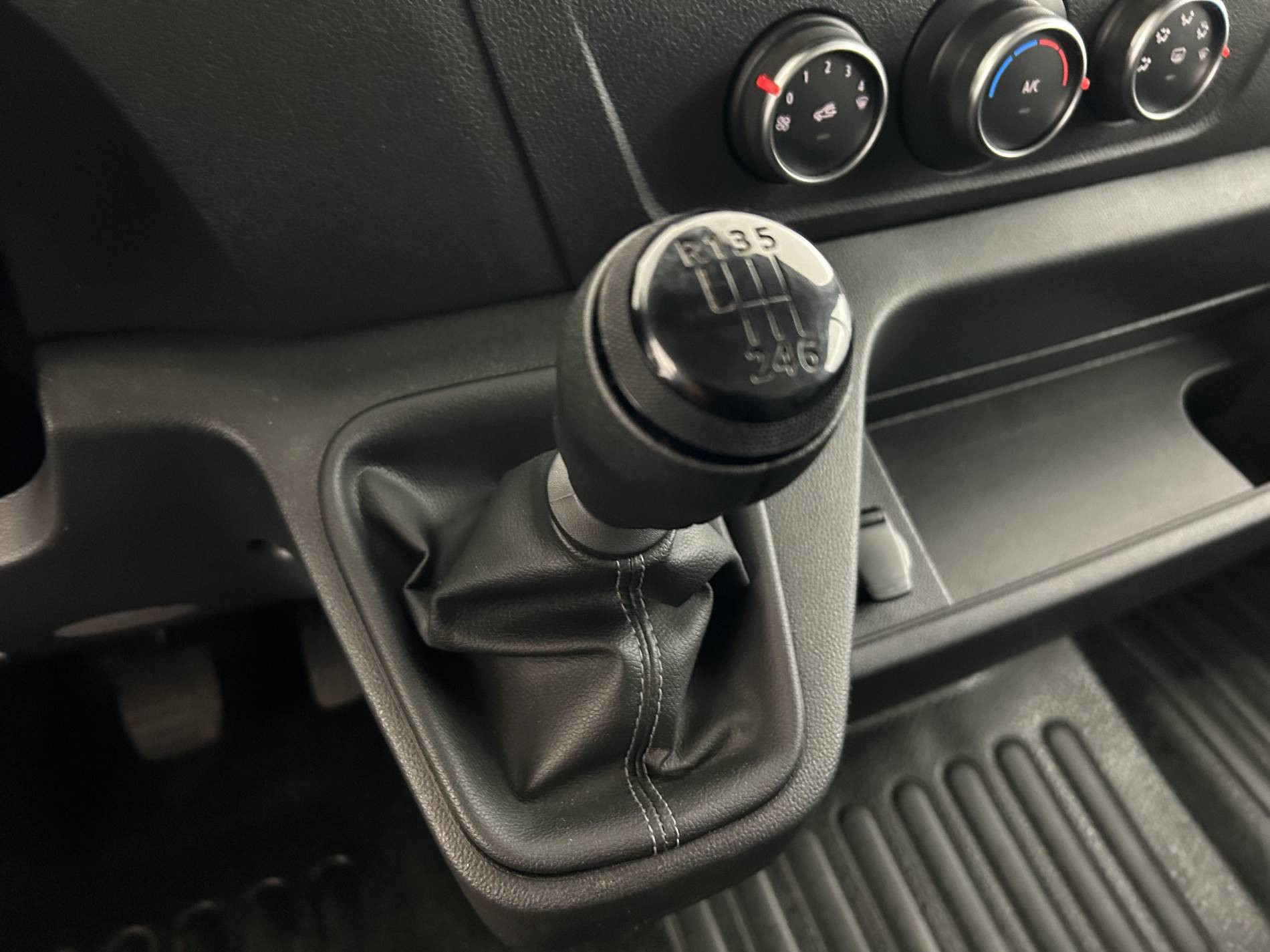 Vente en ligne Renault Master Fourgon   L2H2 BLUE DCI 135 au prix de 27 890 €