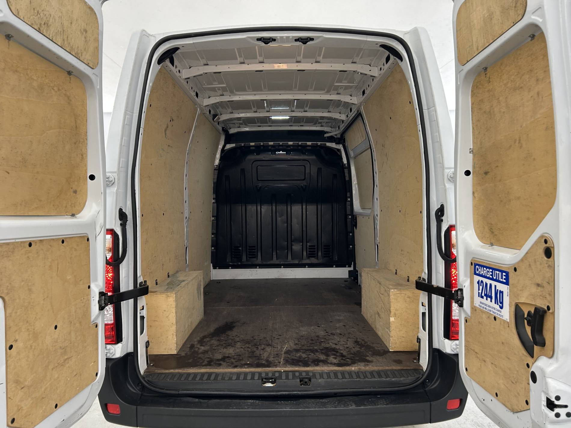 Vente en ligne Renault Master Fourgon   L2H2 BLUE DCI 135 au prix de 27 890 €