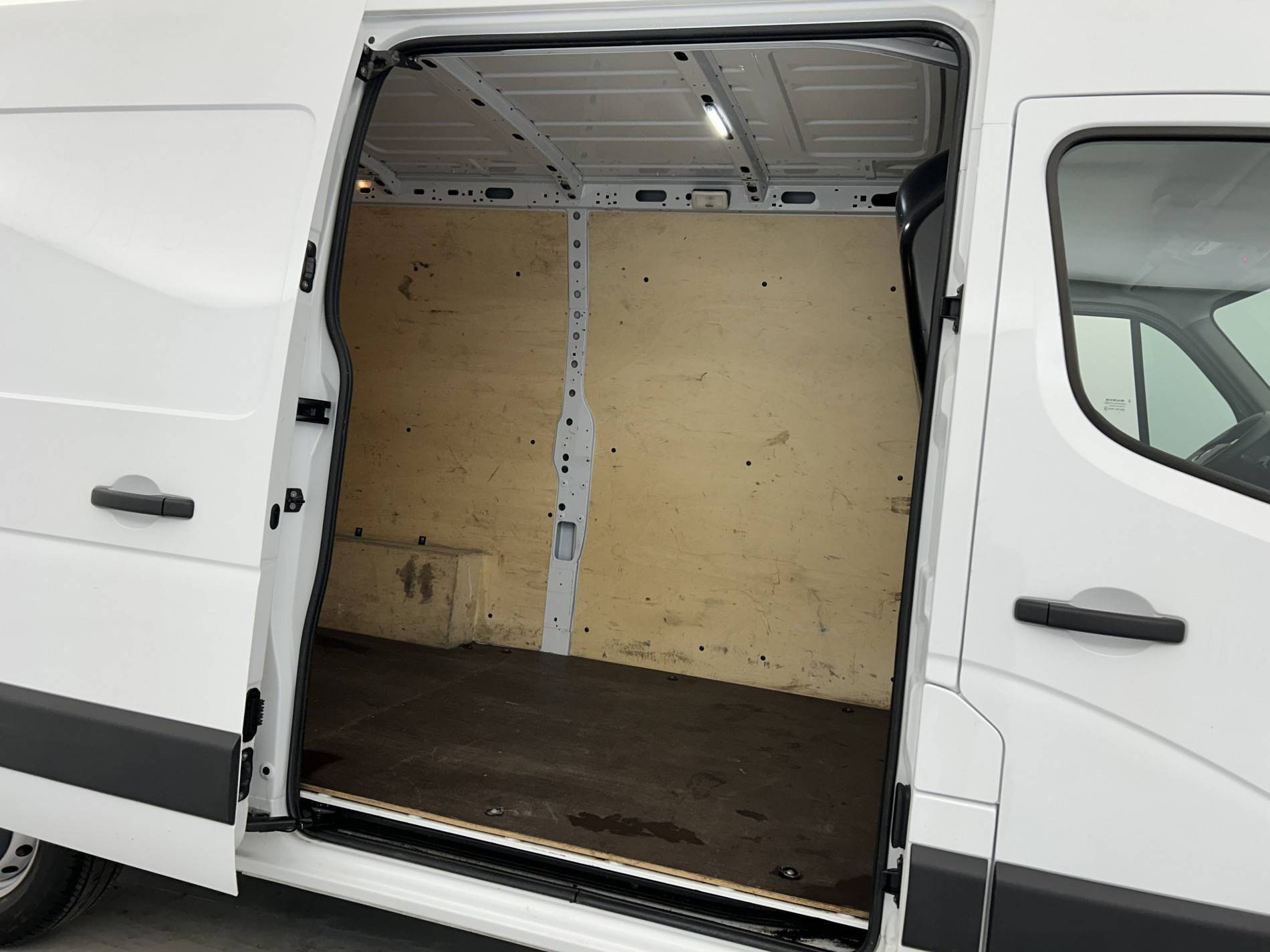 Vente en ligne Renault Master Fourgon   L2H2 BLUE DCI 135 au prix de 27 890 €