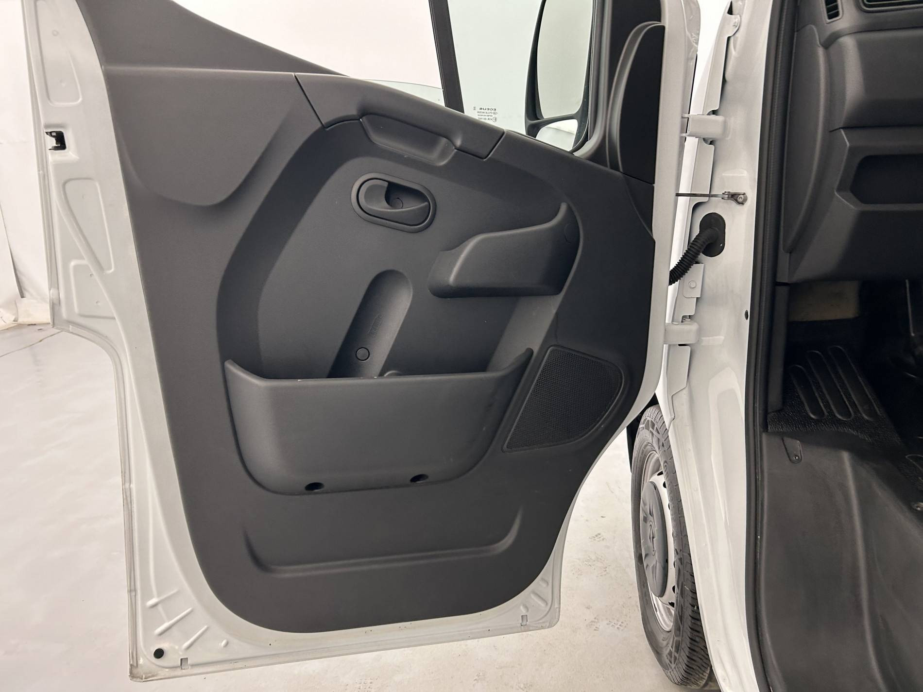 Vente en ligne Renault Master Fourgon   L2H2 BLUE DCI 135 au prix de 27 890 €