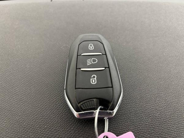 Vente en ligne Peugeot E-208  50 kWh 136ch au prix de 12 970 €