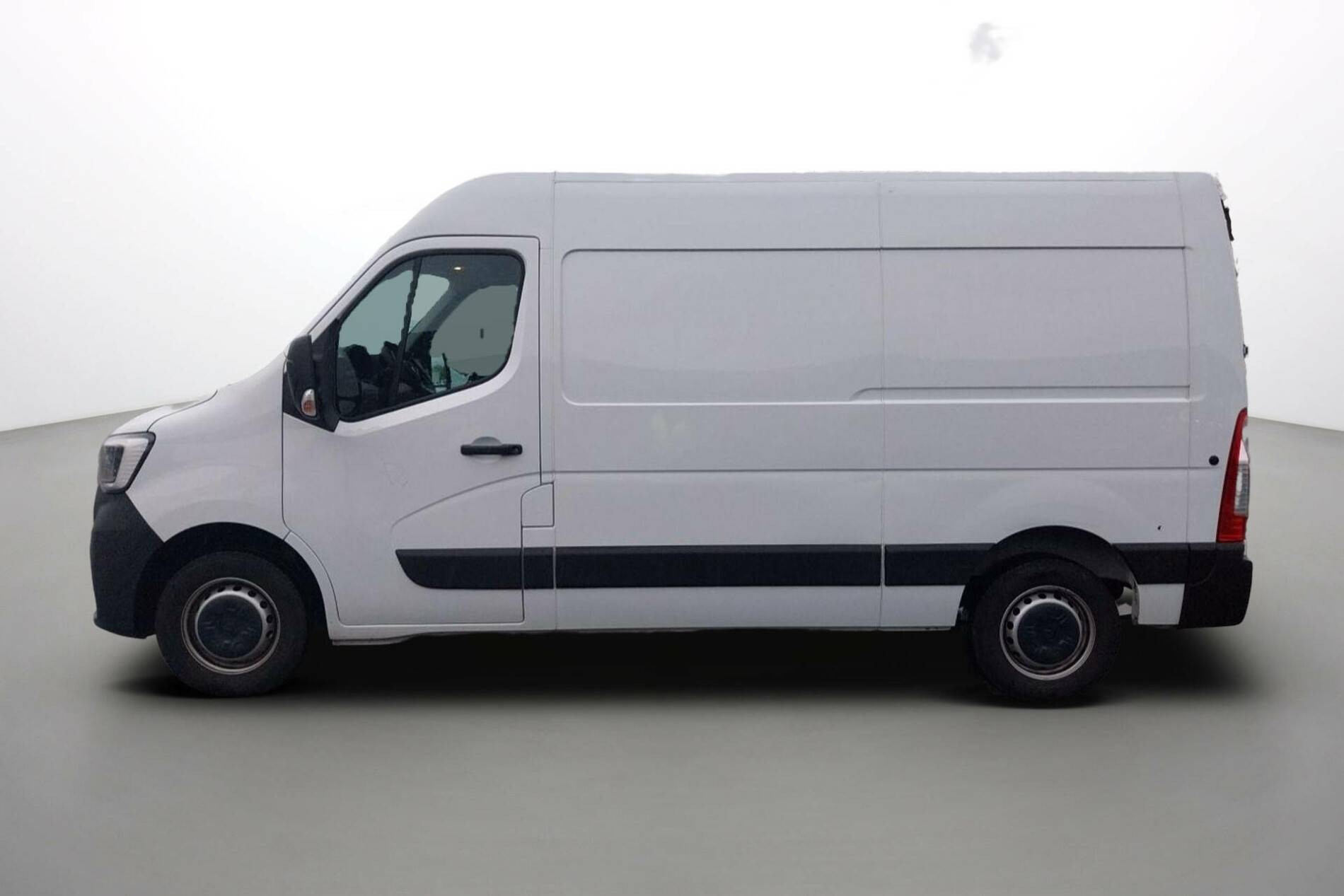 Vente en ligne Renault Master Fourgon MASTER FGN TRAC F3500 L2H2 BLUE DCI 135 au prix de 28 890 €