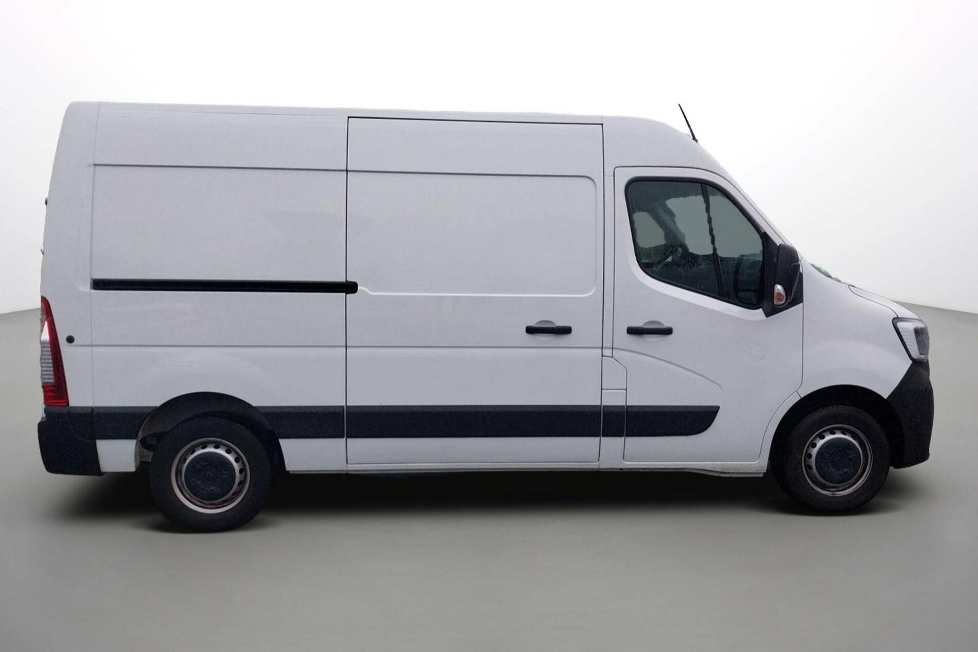 Vente en ligne Renault Master Fourgon MASTER FGN TRAC F3500 L2H2 BLUE DCI 135 au prix de 28 890 €