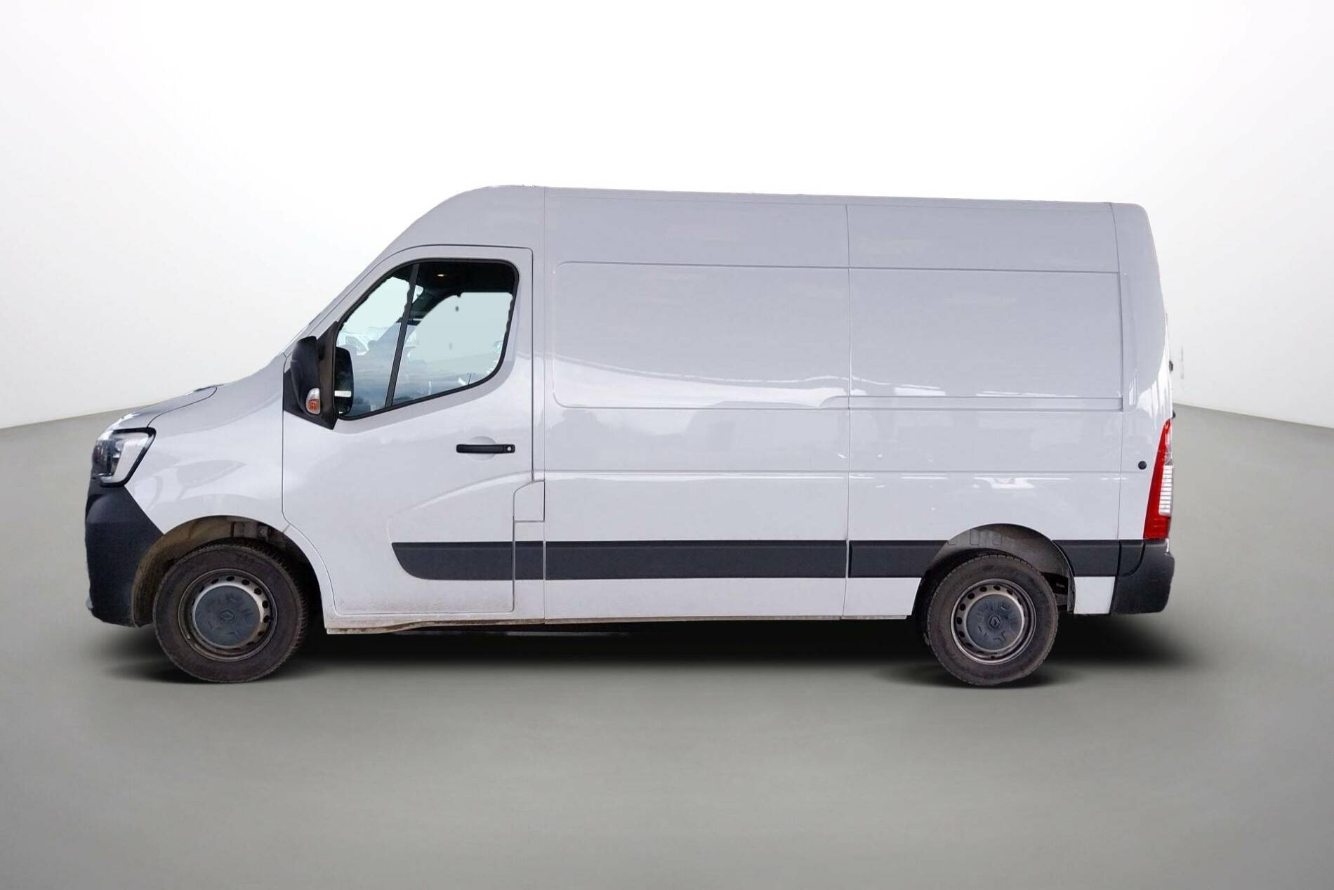 Vente en ligne Renault Master Fourgon MASTER FGN TRAC F3300 L2H2 BLUE DCI 150 au prix de 25 990 €