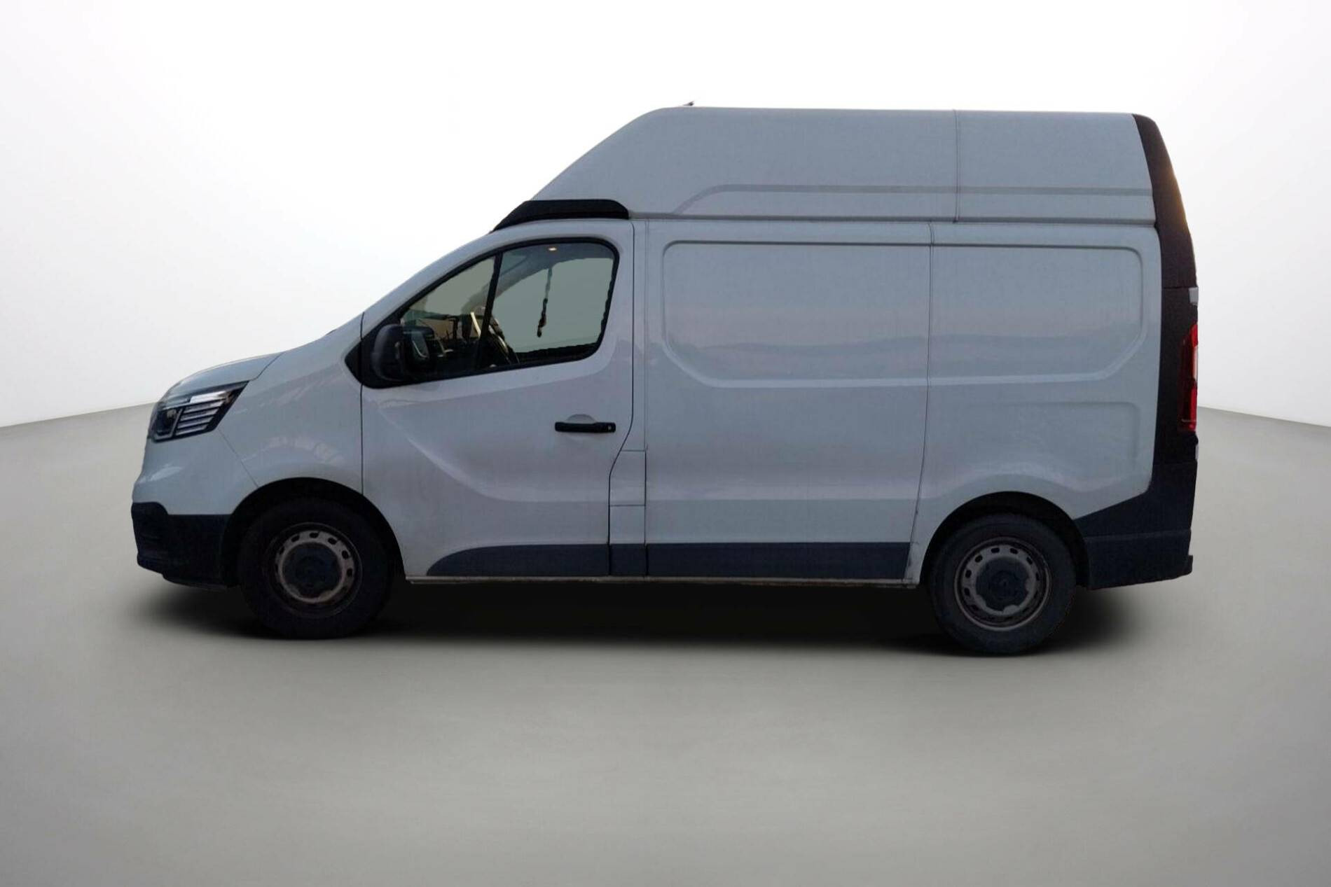 Vente en ligne Renault Trafic 3 Fourgon TRAFIC FGN L1H2 3000 KG BLUE DCI 150 au prix de 24 990 €