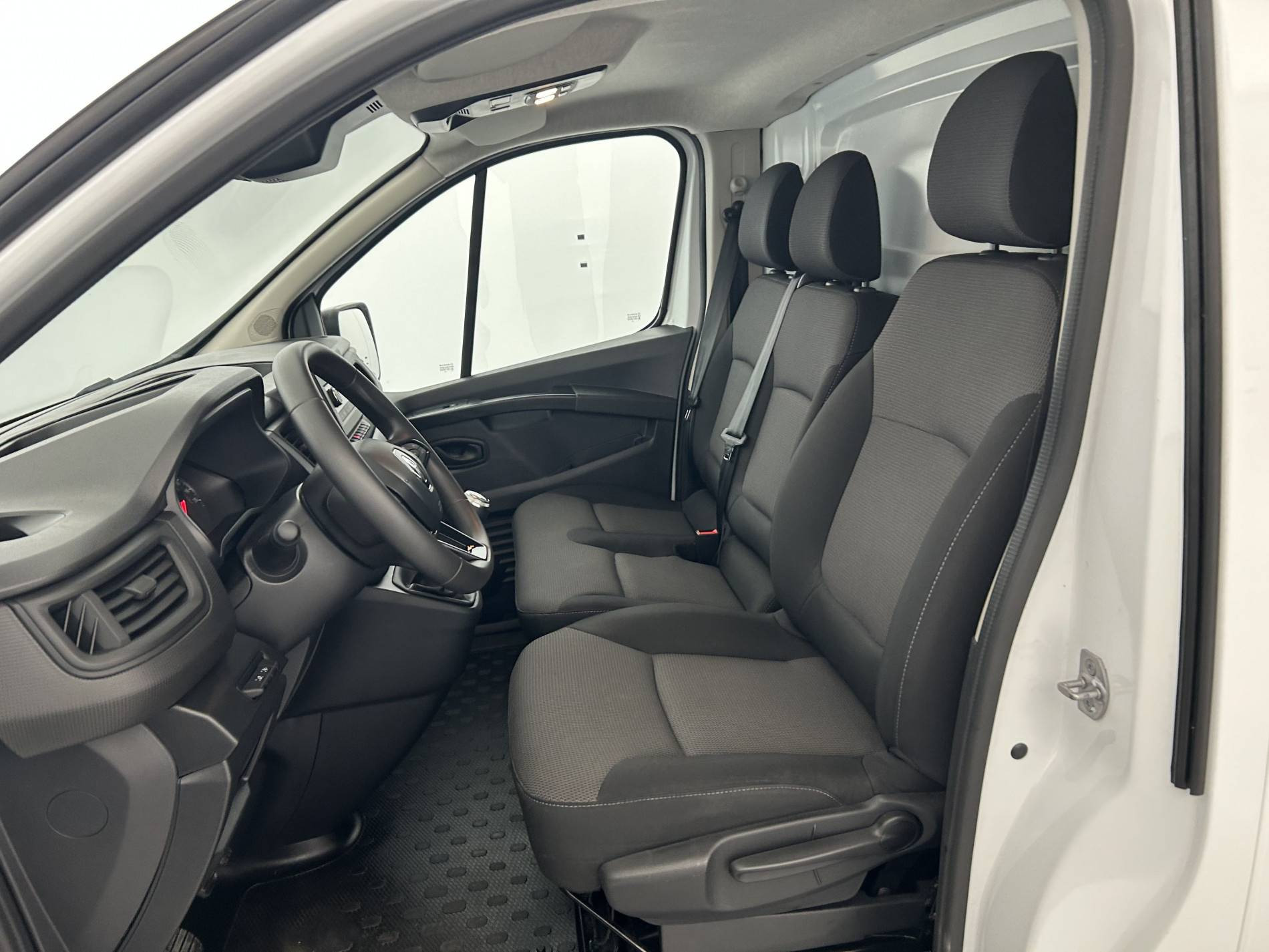 Vente en ligne Renault Trafic 3 Fourgon TRAFIC FGN L1H1 3T BLUE DCI 130 GSR2 au prix de 25 890 €