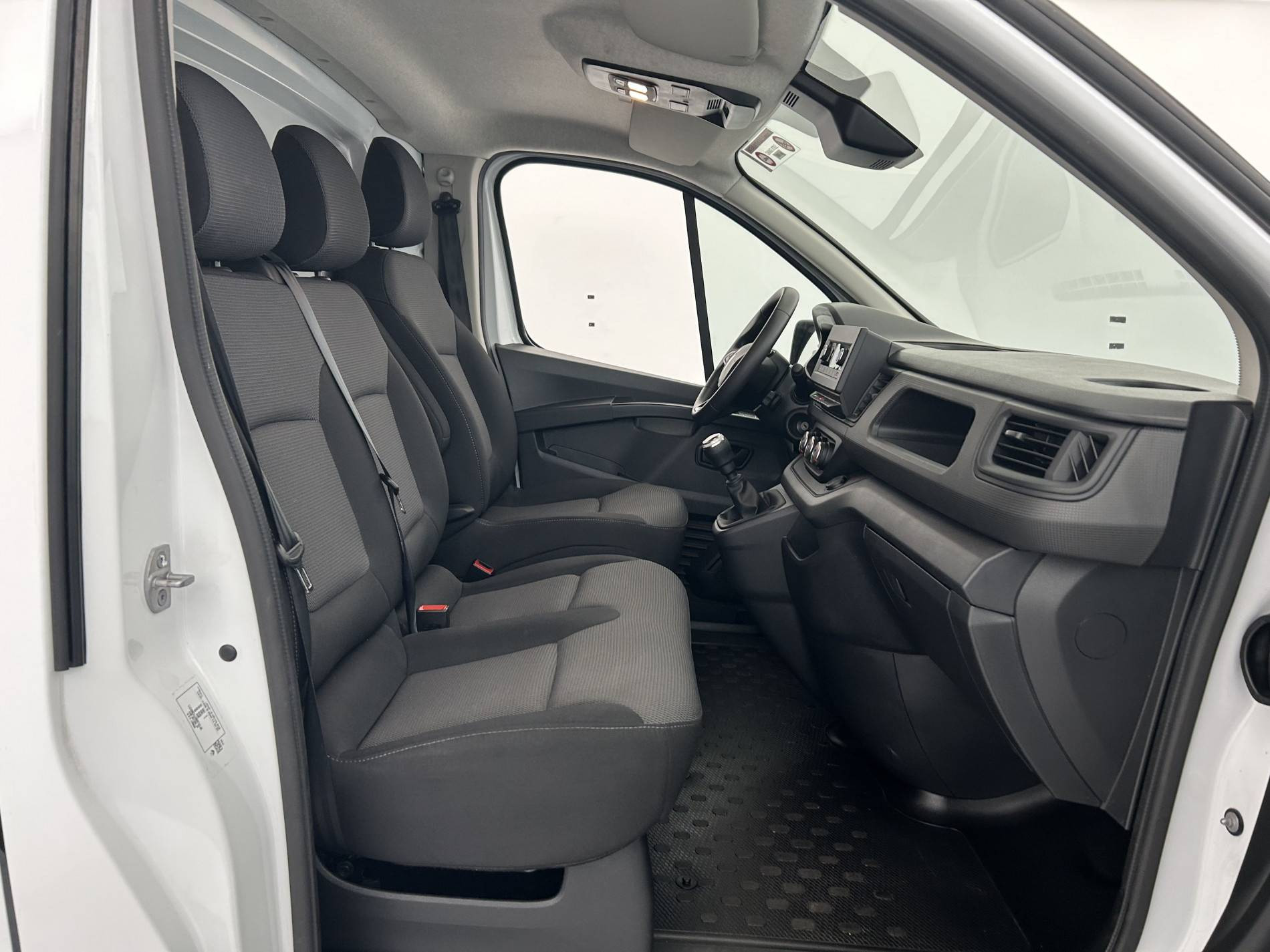 Vente en ligne Renault Trafic 3 Fourgon TRAFIC FGN L1H1 3T BLUE DCI 130 GSR2 au prix de 25 890 €