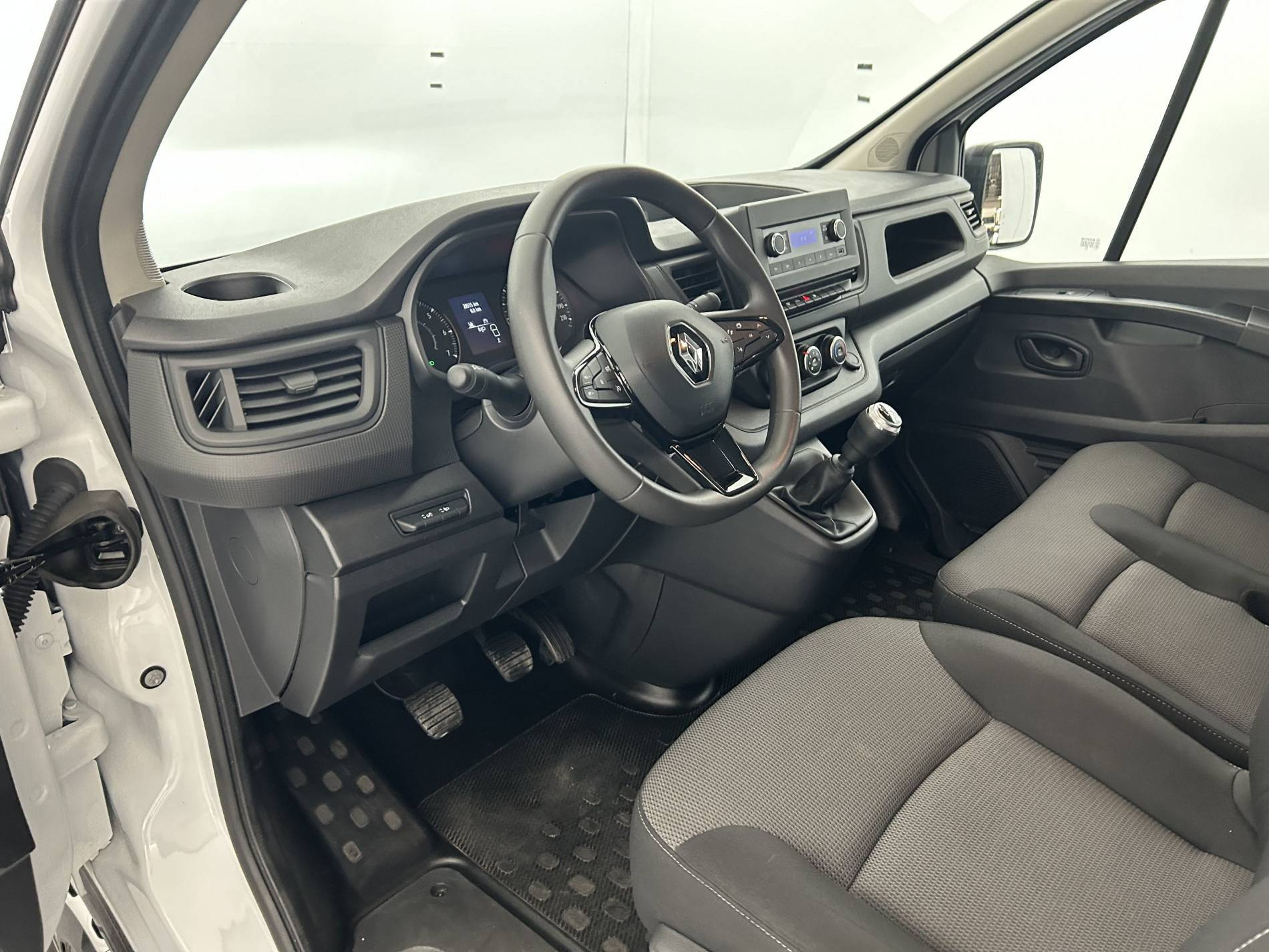 Vente en ligne Renault Trafic 3 Fourgon TRAFIC FGN L1H1 3T BLUE DCI 130 GSR2 au prix de 25 890 €