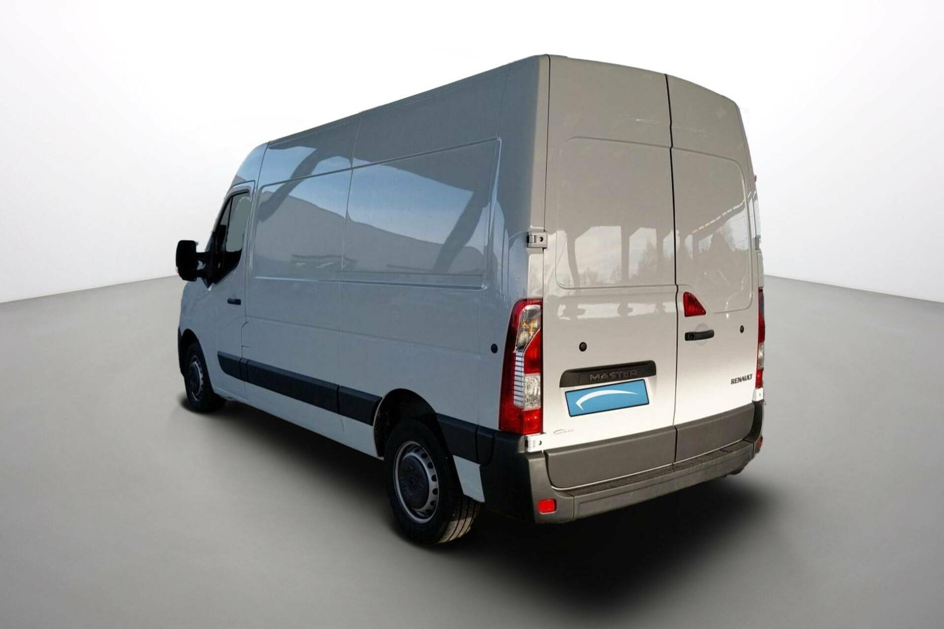 Vente en ligne Renault Master Fourgon MASTER FGN TRAC F3500 L2H2 BLUE DCI 135 au prix de 28 890 €