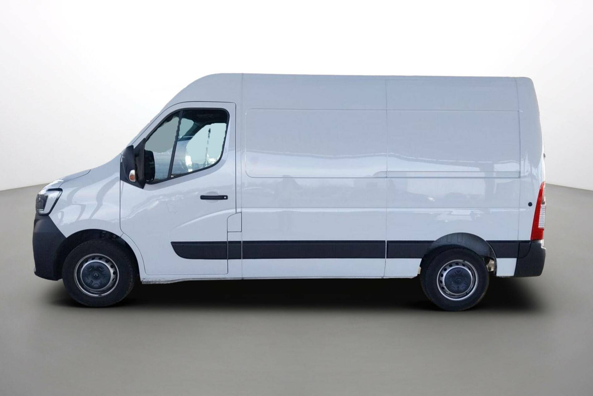 Vente en ligne Renault Master Fourgon MASTER FGN TRAC F3500 L2H2 BLUE DCI 135 au prix de 28 890 €