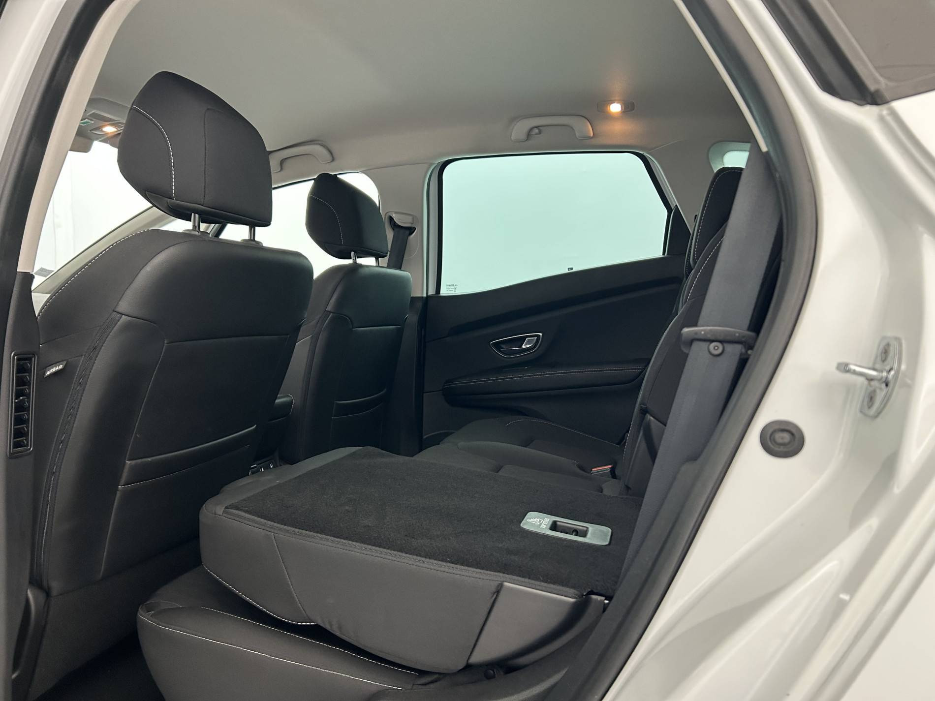 Vente en ligne Renault Scenic 4 Scenic Blue dCi 120 au prix de 16 890 €