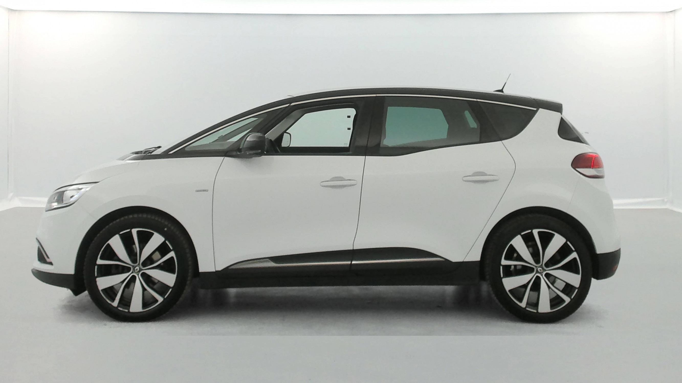 Vente en ligne Renault Scenic 4 Scenic Blue dCi 120 au prix de 16 890 €