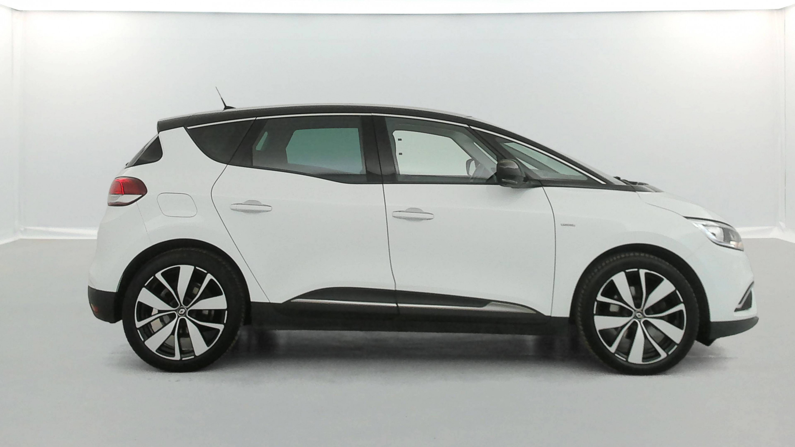 Vente en ligne Renault Scenic 4 Scenic Blue dCi 120 au prix de 16 890 €