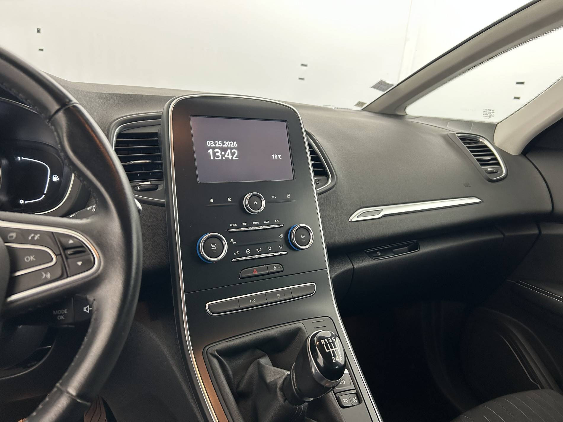 Vente en ligne Renault Scenic 4 Scenic Blue dCi 120 au prix de 16 890 €