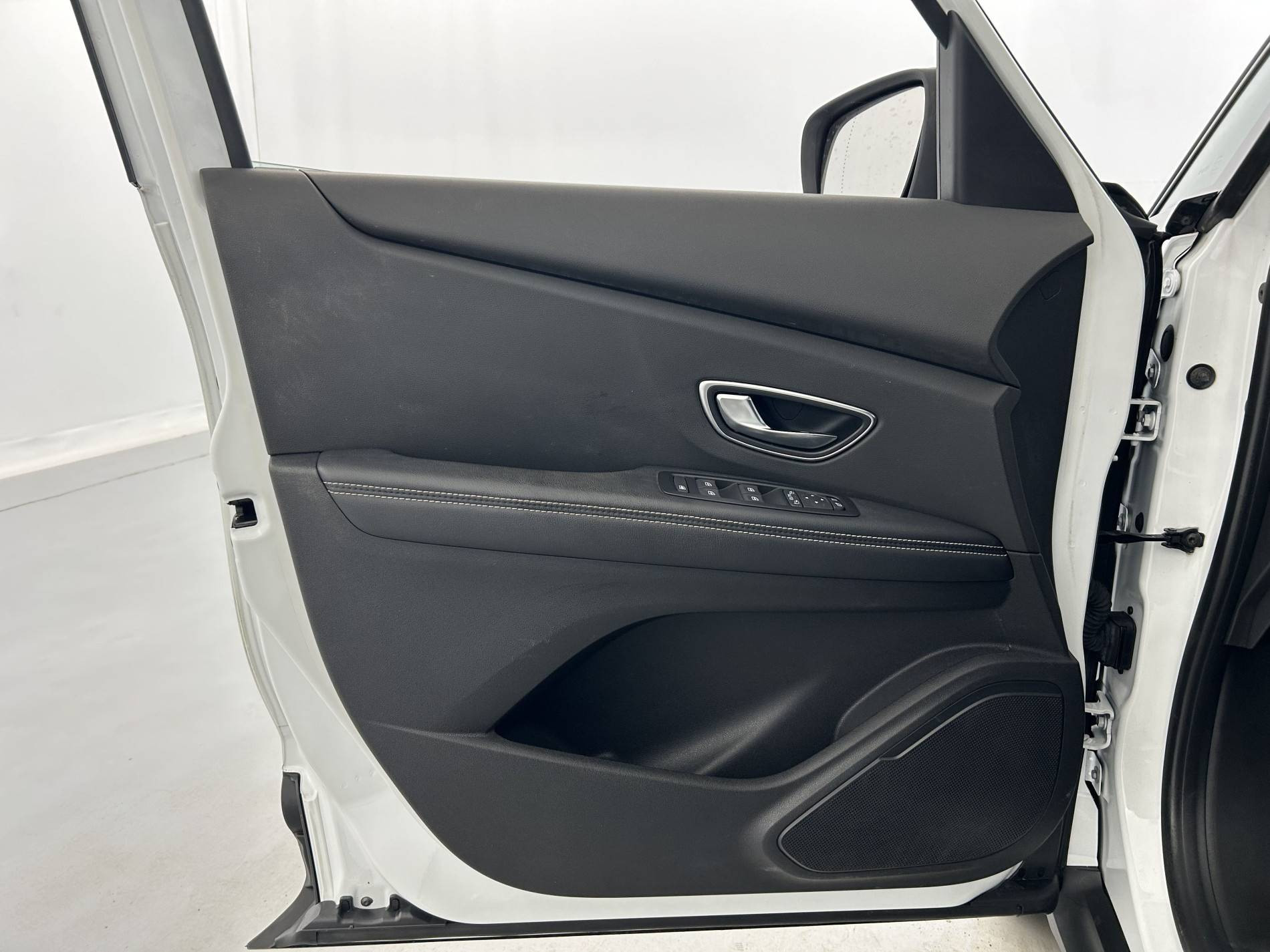 Vente en ligne Renault Scenic 4 Scenic Blue dCi 120 au prix de 16 890 €