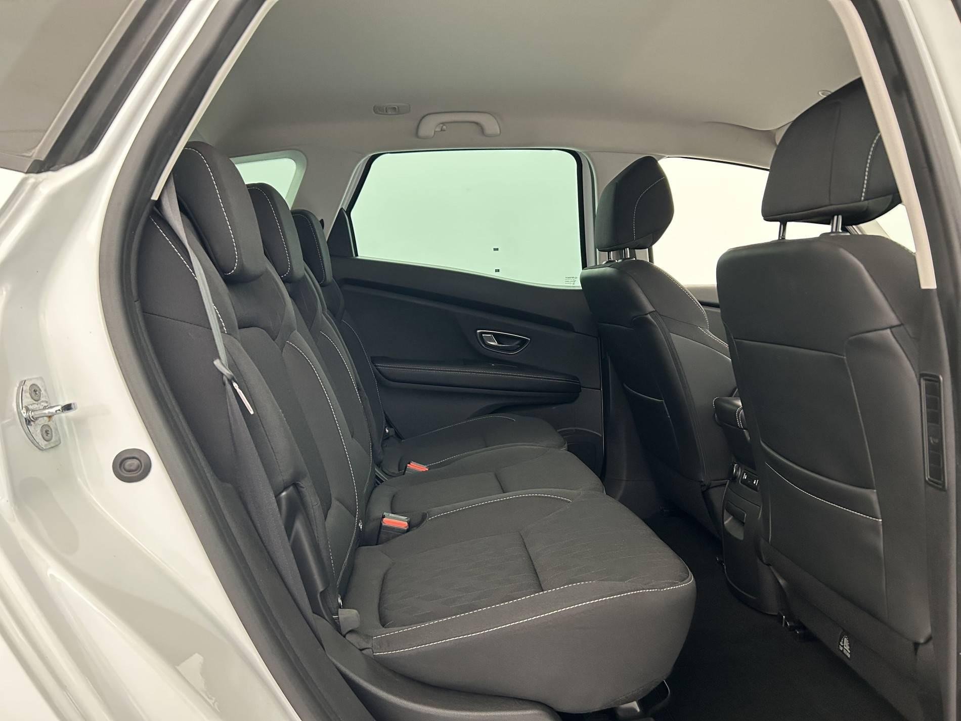 Vente en ligne Renault Scenic 4 Scenic Blue dCi 120 au prix de 16 890 €