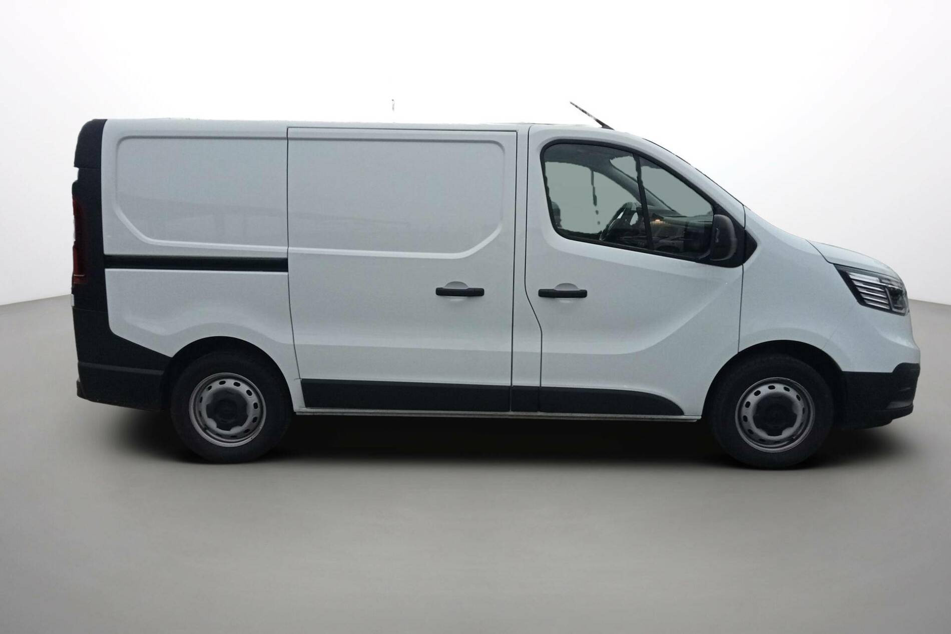 Vente en ligne Renault Trafic 3 Fourgon TRAFIC FGN L1H1 3T BLUE DCI 130 GSR2 au prix de 25 890 €