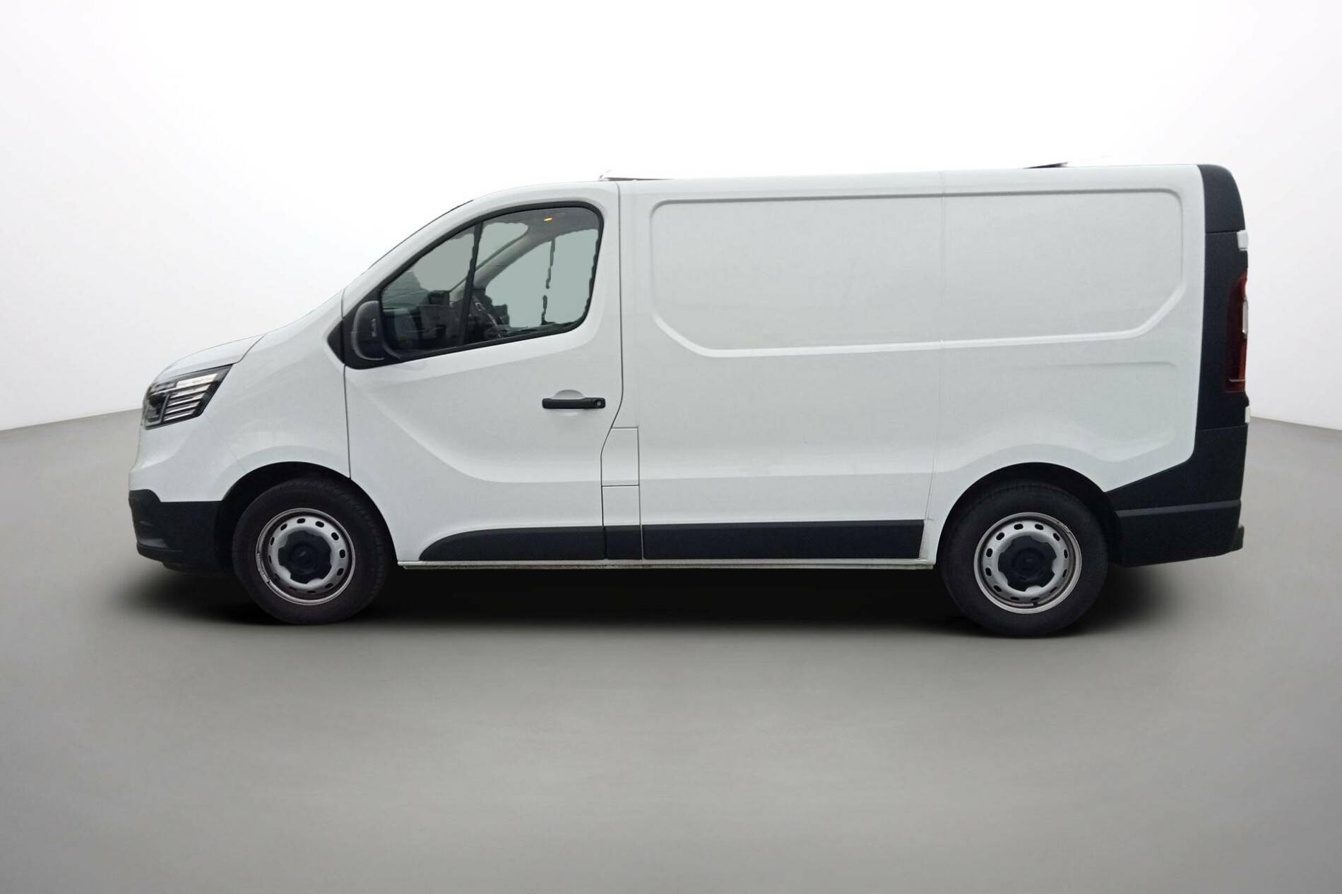 Vente en ligne Renault Trafic 3 Fourgon TRAFIC FGN L1H1 3T BLUE DCI 130 GSR2 au prix de 25 890 €