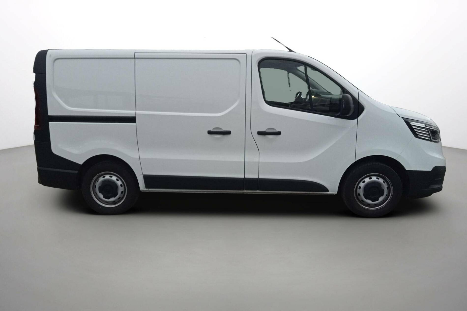 Vente en ligne Renault Trafic 3 Fourgon TRAFIC FGN L1H1 3T BLUE DCI 130 GSR2 au prix de 25 890 €