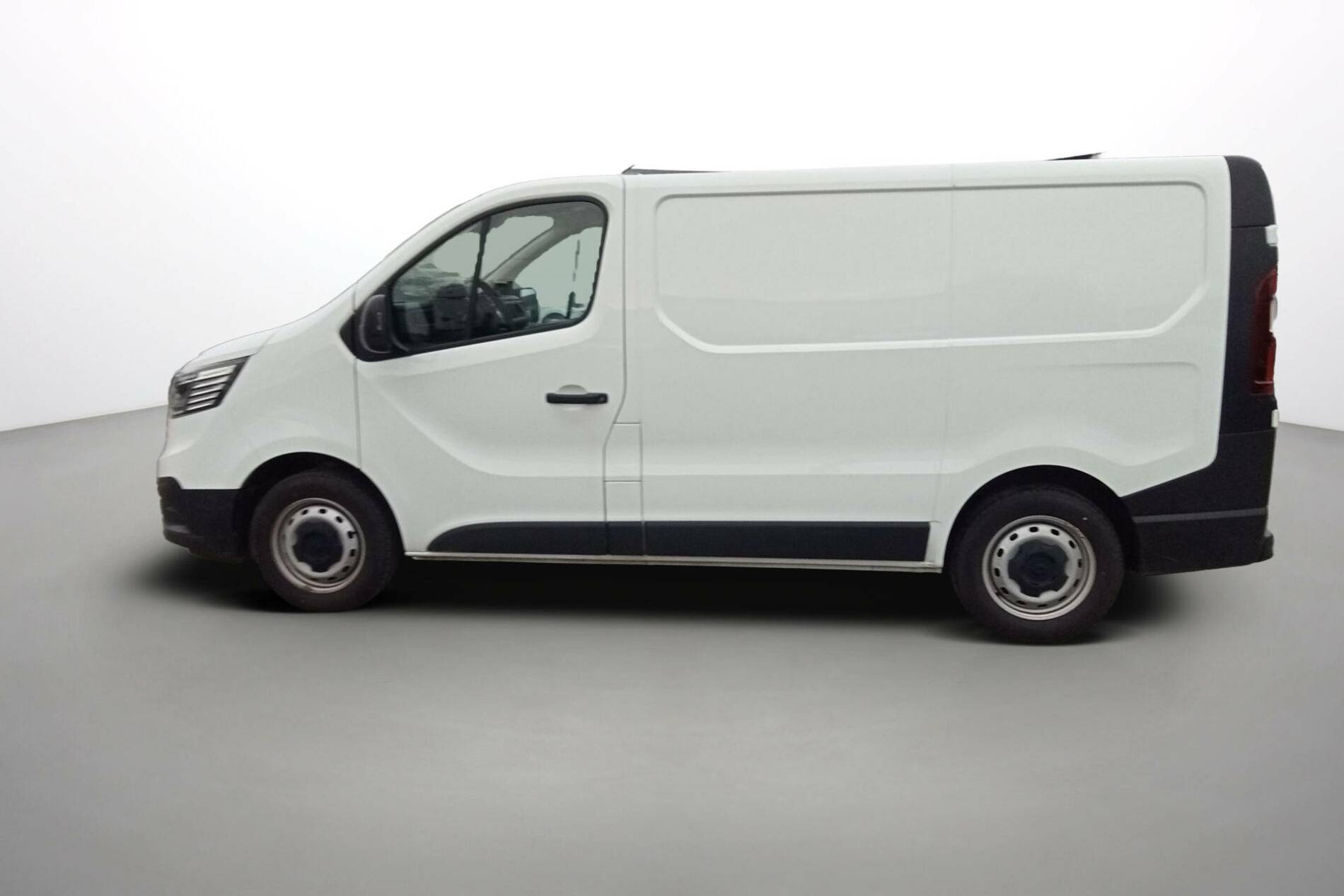 Vente en ligne Renault Trafic 3 Fourgon TRAFIC FGN L1H1 3T BLUE DCI 130 GSR2 au prix de 25 890 €