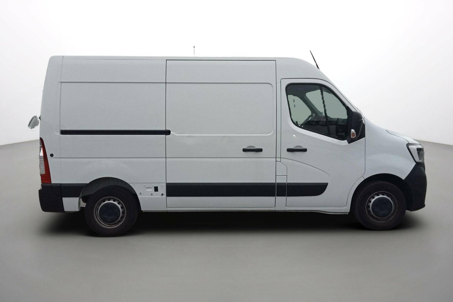 Vente en ligne Renault Master Fourgon MASTER FGN TRAC F3500 L2H2 BLUE DCI 135 au prix de 28 890 €