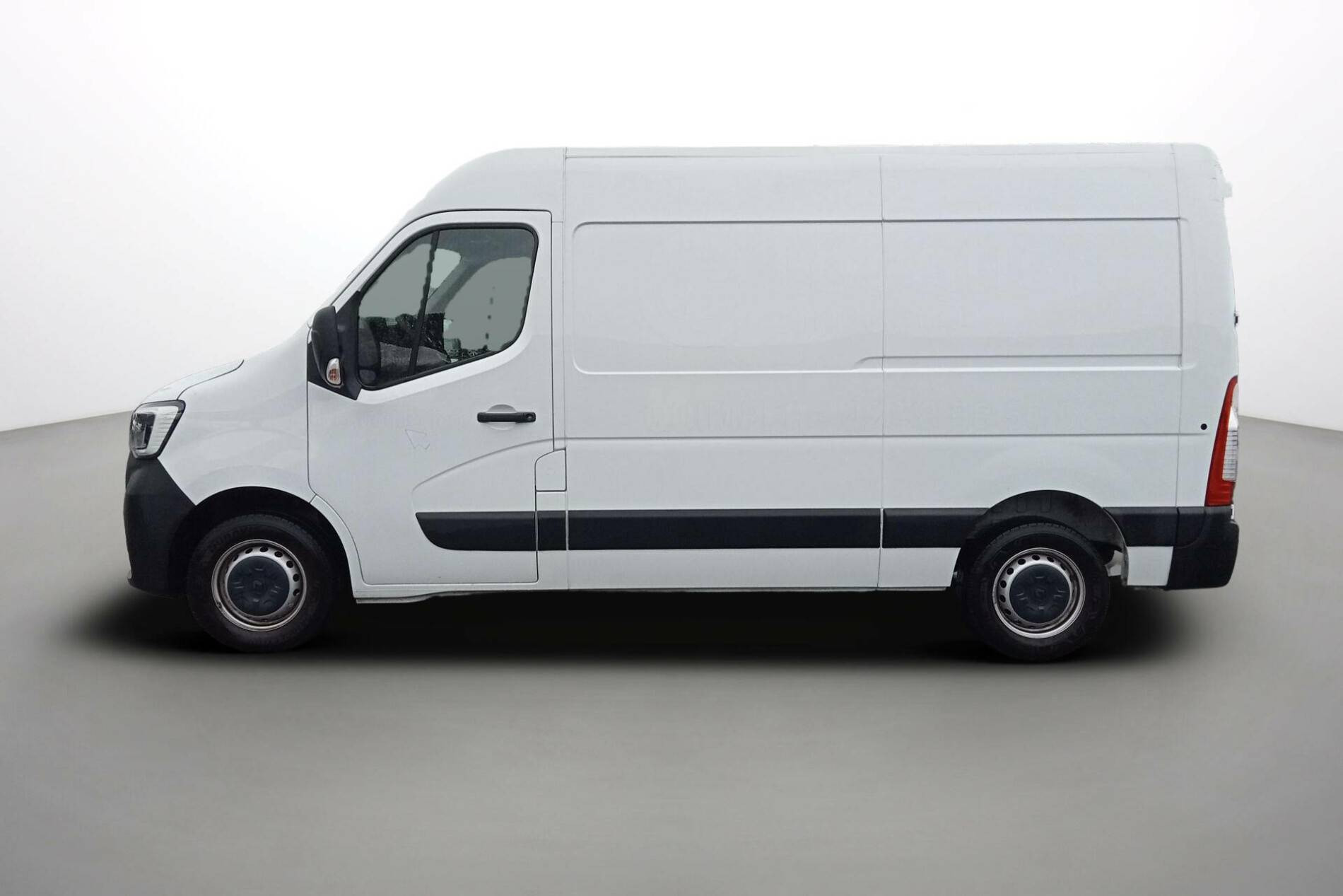 Vente en ligne Renault Master Fourgon MASTER FGN TRAC F3500 L2H2 BLUE DCI 135 au prix de 29 890 €