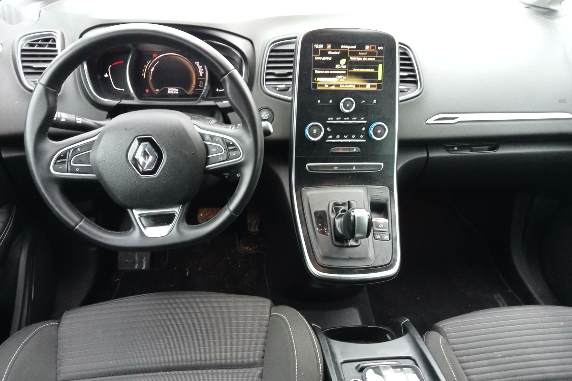 Vente en ligne Renault Grand Scenic 4 Grand Scenic TCe 140 EDC au prix de 25 990 €