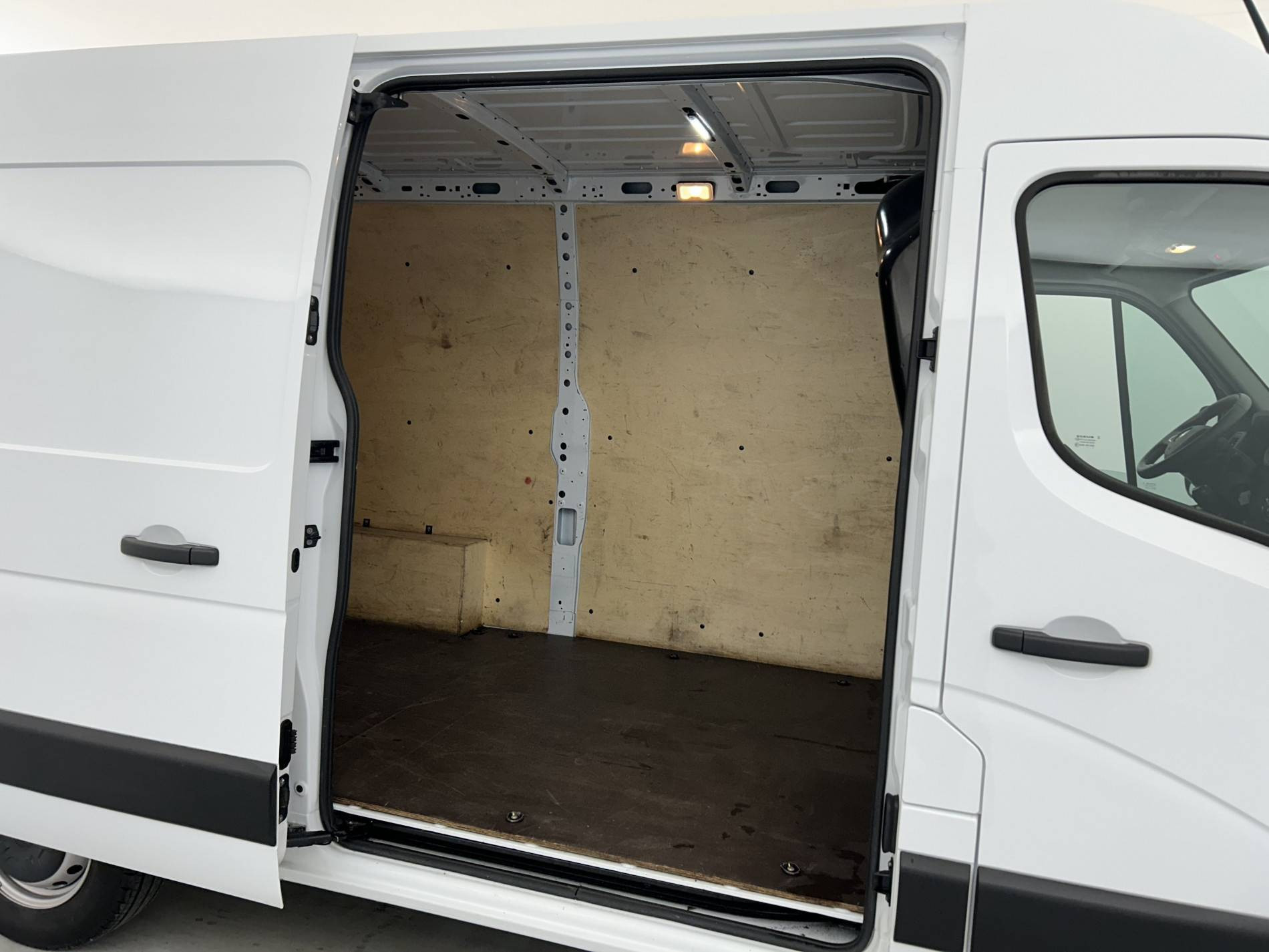 Vente en ligne Renault Master Fourgon MASTER FGN TRAC F3500 L2H2 BLUE DCI 135 au prix de 27 890 €