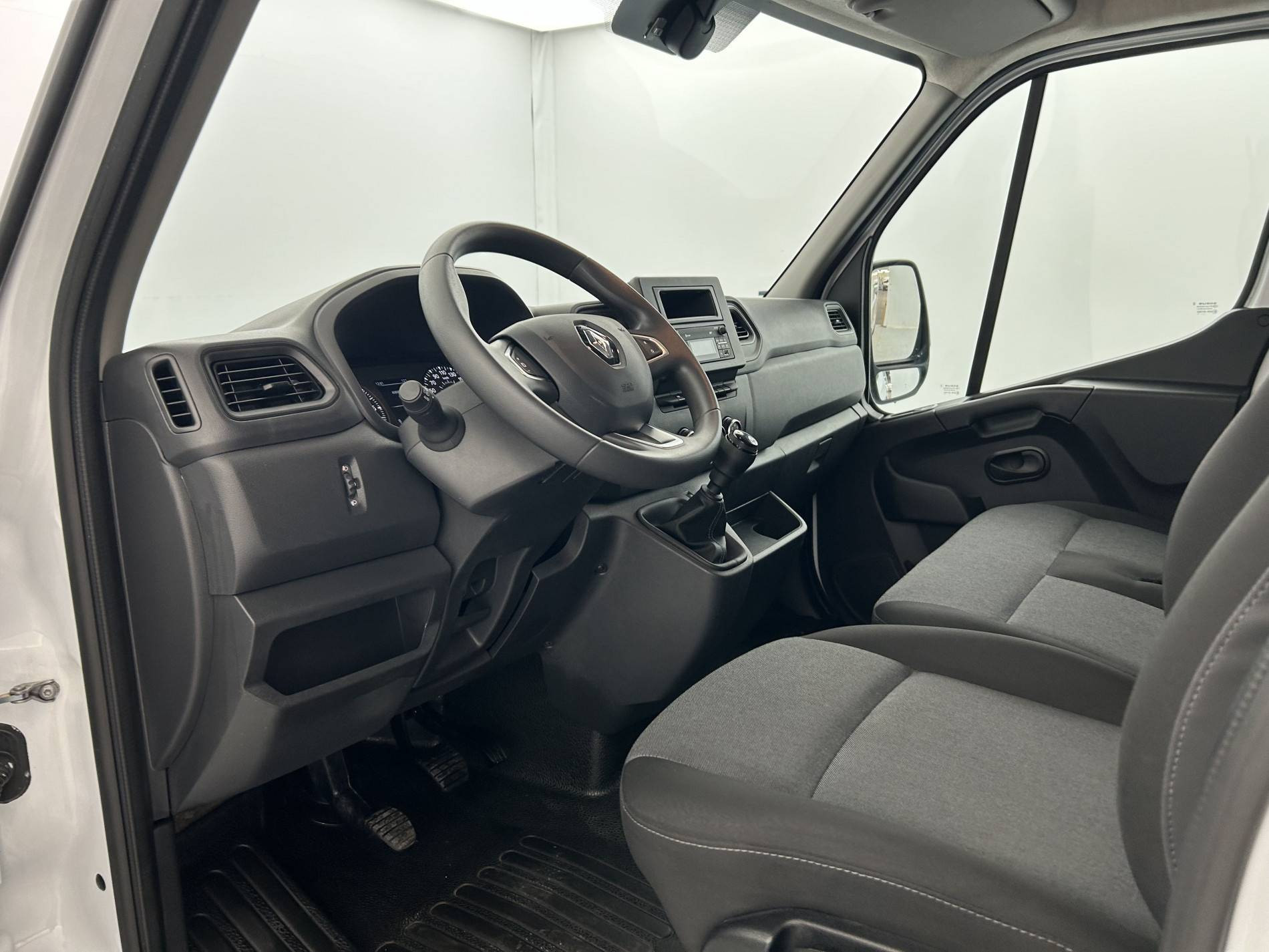 Vente en ligne Renault Master Fourgon MASTER FGN TRAC F3500 L2H2 BLUE DCI 135 au prix de 27 890 €