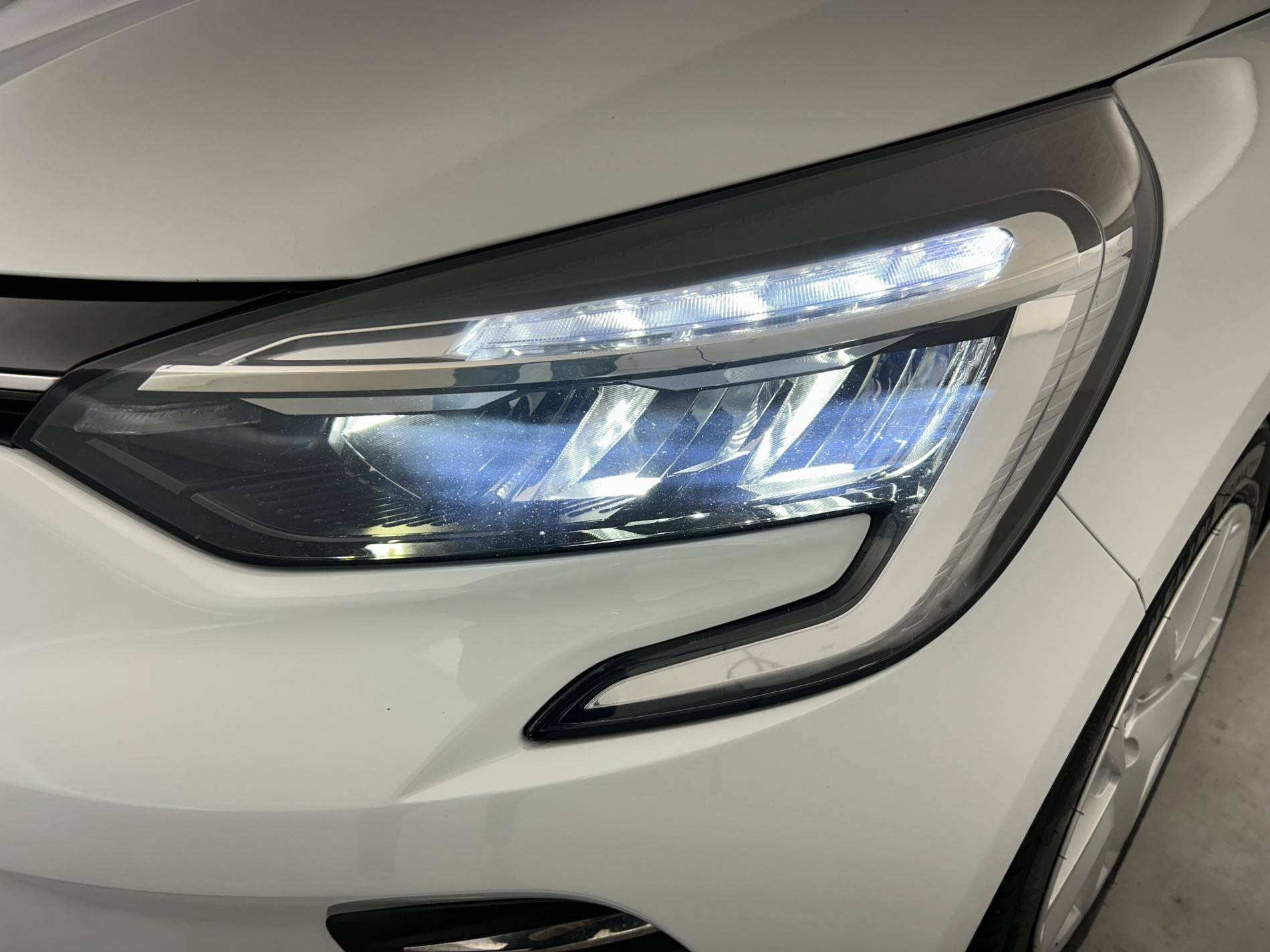 Vente en ligne Renault Clio 5 Clio E-Tech 140 - 21 au prix de 13 990 €