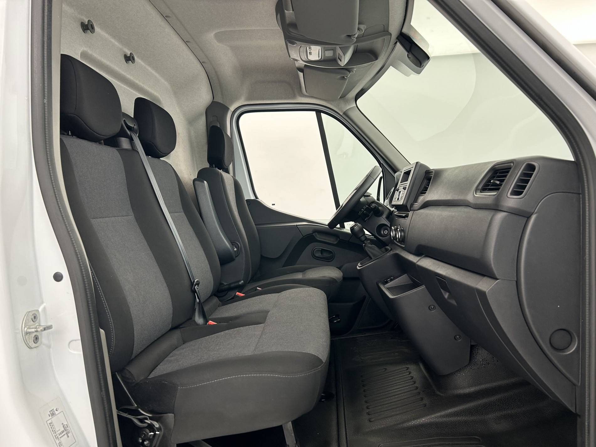 Vente en ligne Renault Master Fourgon MASTER FGN TRAC F3300 L2H2 BLUE DCI 150 au prix de 25 990 €