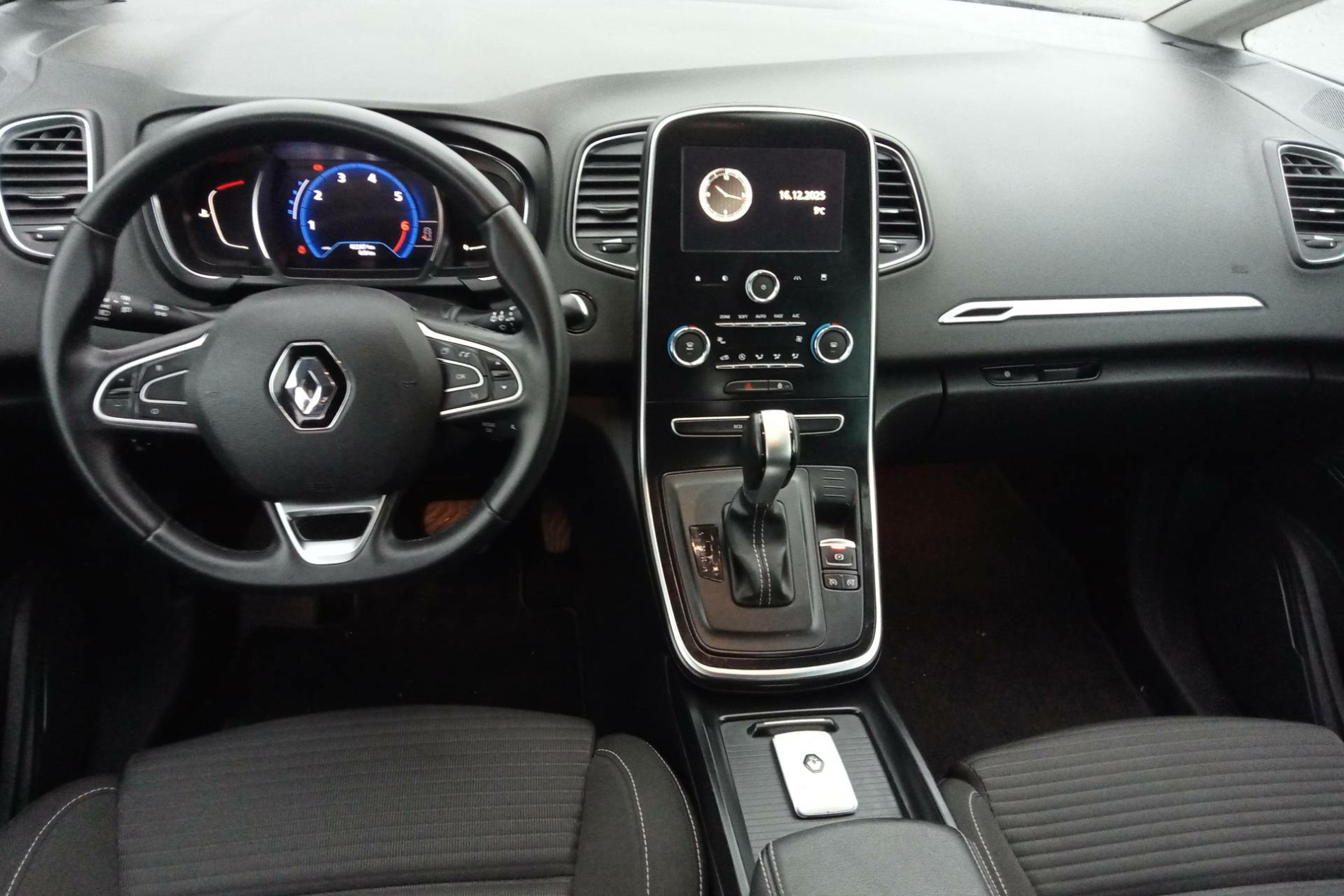 Vente en ligne Renault Grand Scenic 4 Grand Scenic TCe 140 EDC au prix de 24 890 €