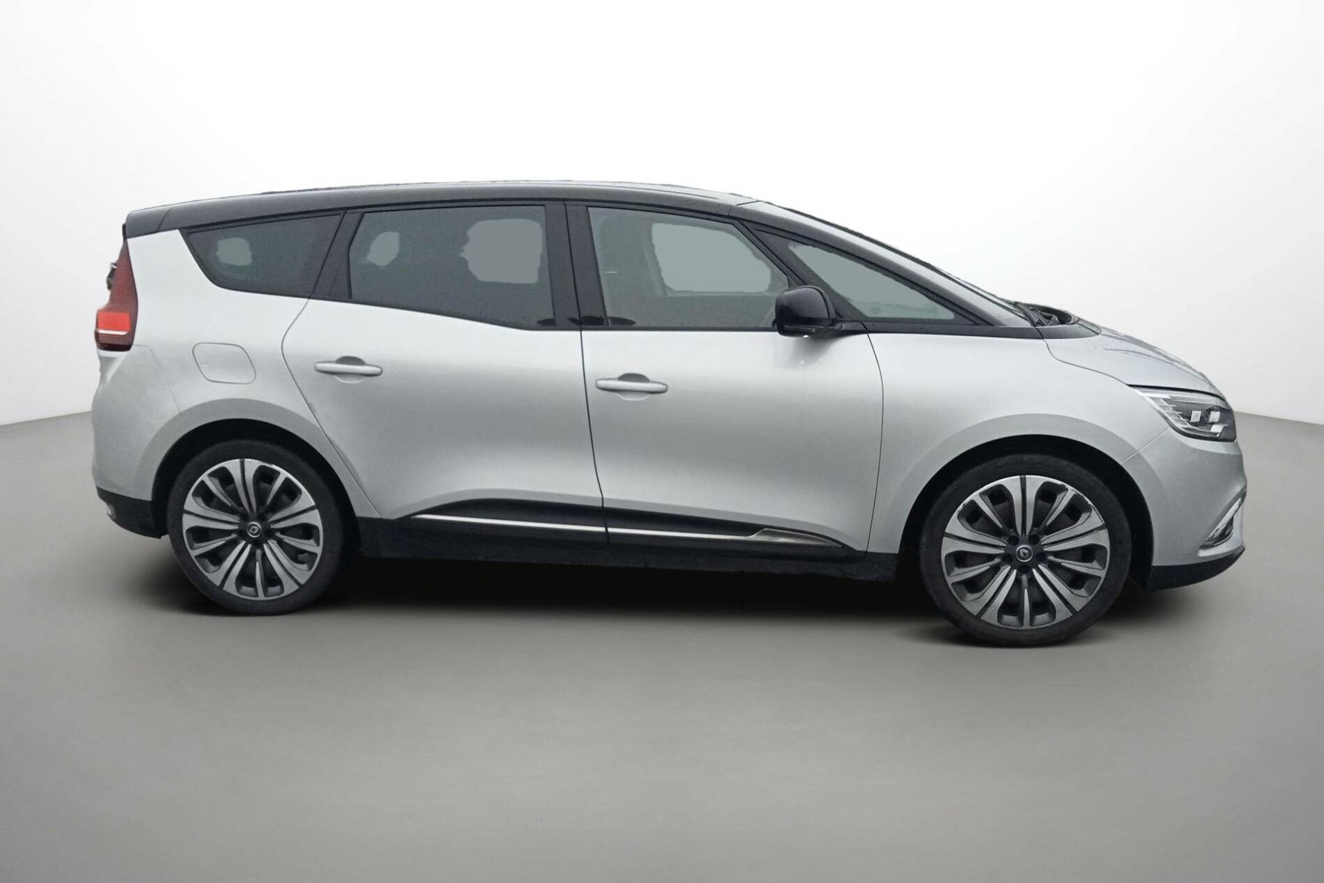 Vente en ligne Renault Grand Scenic 4 Grand Scenic TCe 140 EDC au prix de 24 890 €