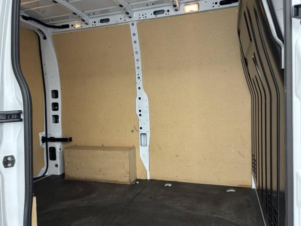 Vente en ligne Renault Master Fourgon MASTER FGN TRAC F3300 L1H2 BLUE DCI 135 au prix de 23 870 €