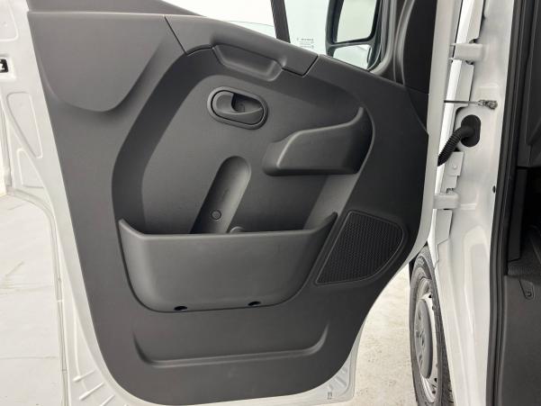 Vente en ligne Renault Master Fourgon MASTER FGN TRAC F3300 L1H2 BLUE DCI 135 au prix de 23 870 €